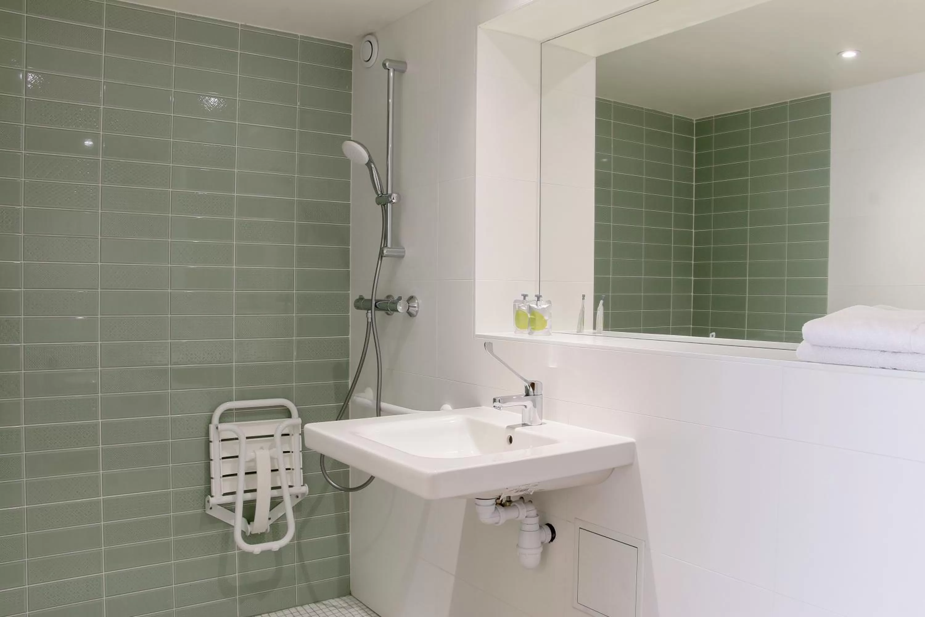 Bathroom in HÔTEL KYRIAD MARSEILLE - Vitrolles Aéroport