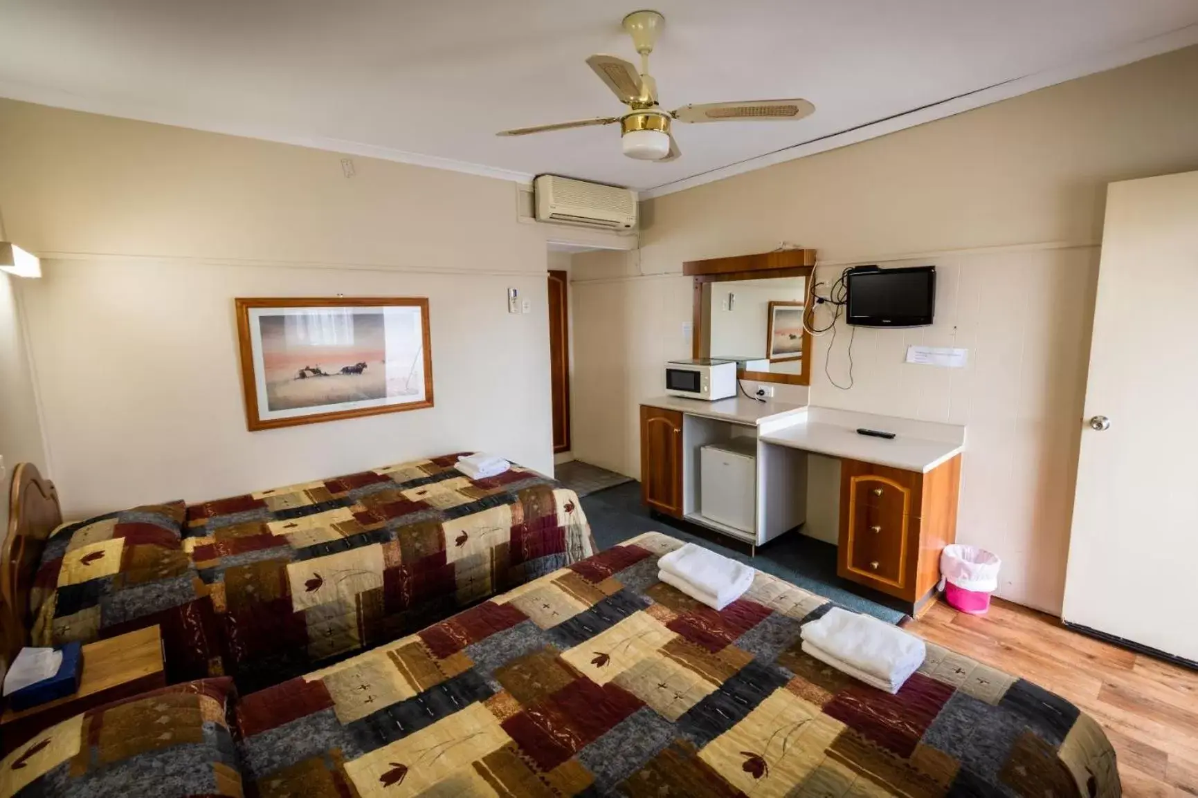 Bathroom, Dining Area in Ardeanal Motel