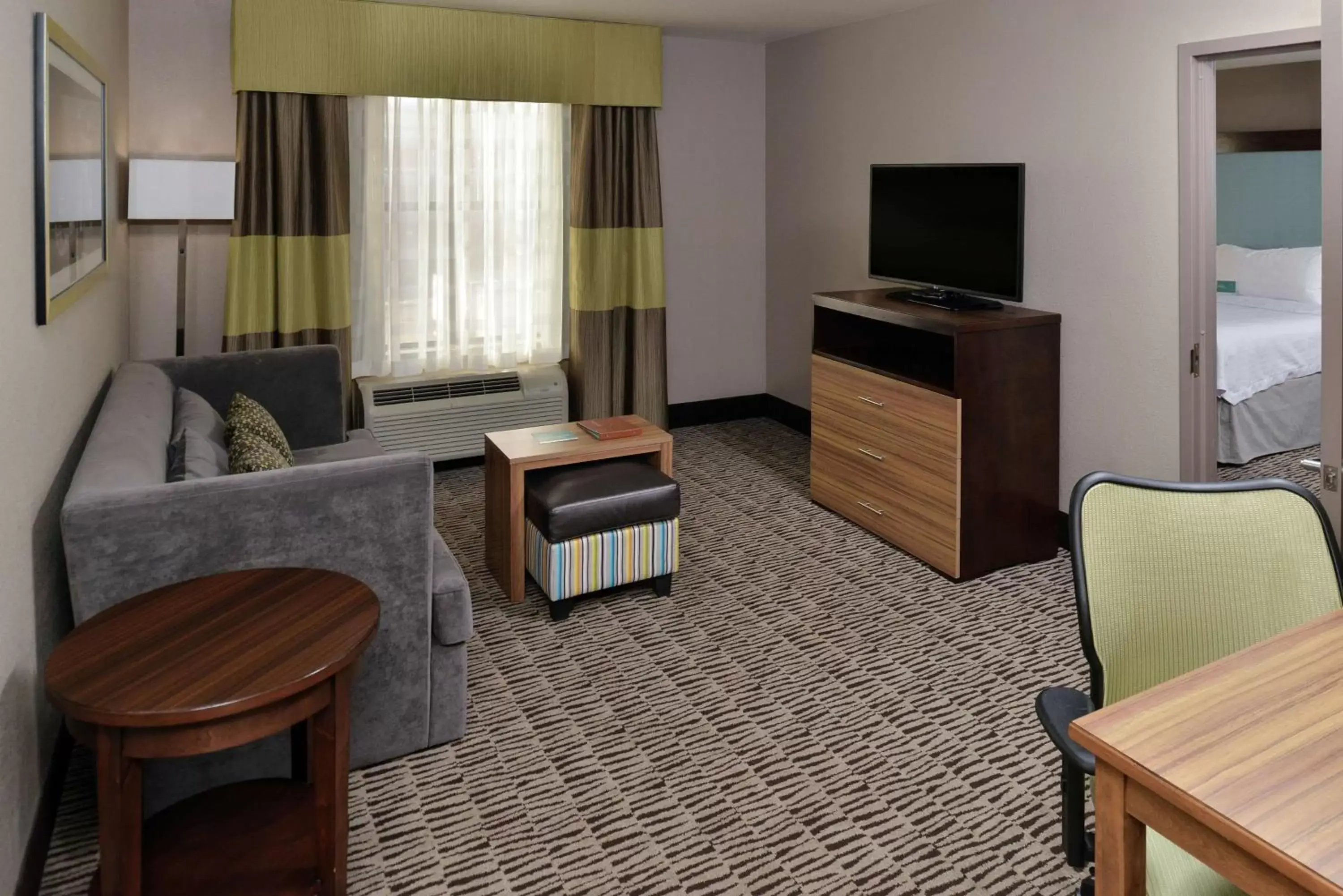 Bedroom, TV/Entertainment Center in Homewood Suites by Hilton Cincinnati/Mason