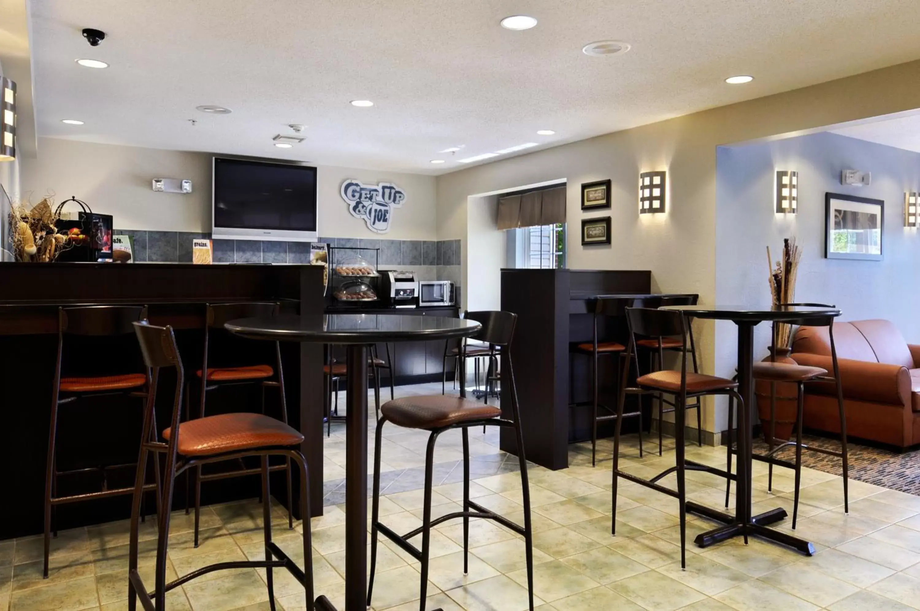 Lounge or bar in Microtel Inn & Suites Bath Lounge or bar in Microtel Inn & Suites Bath