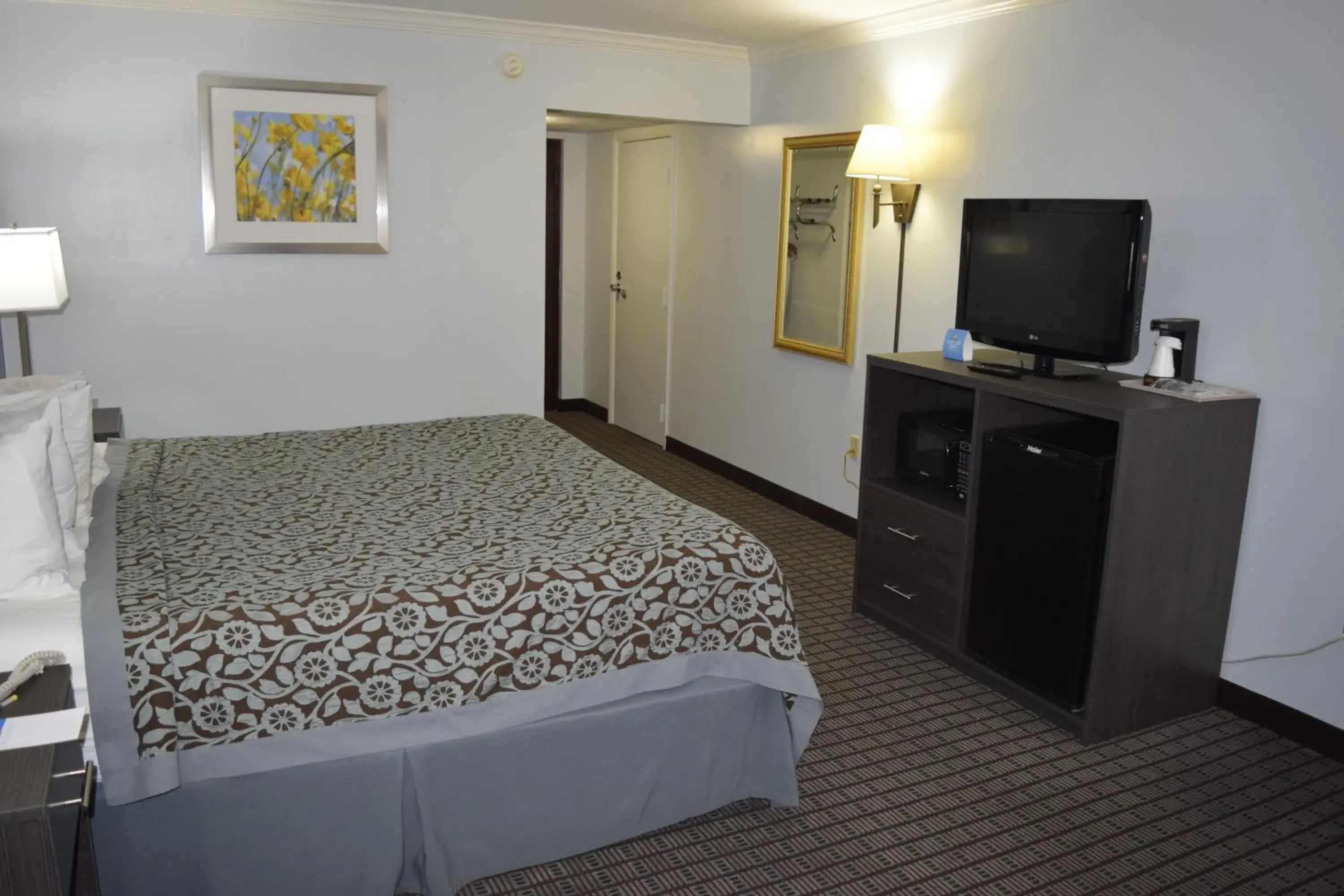 Bed in Days Inn by Wyndham Rock Falls