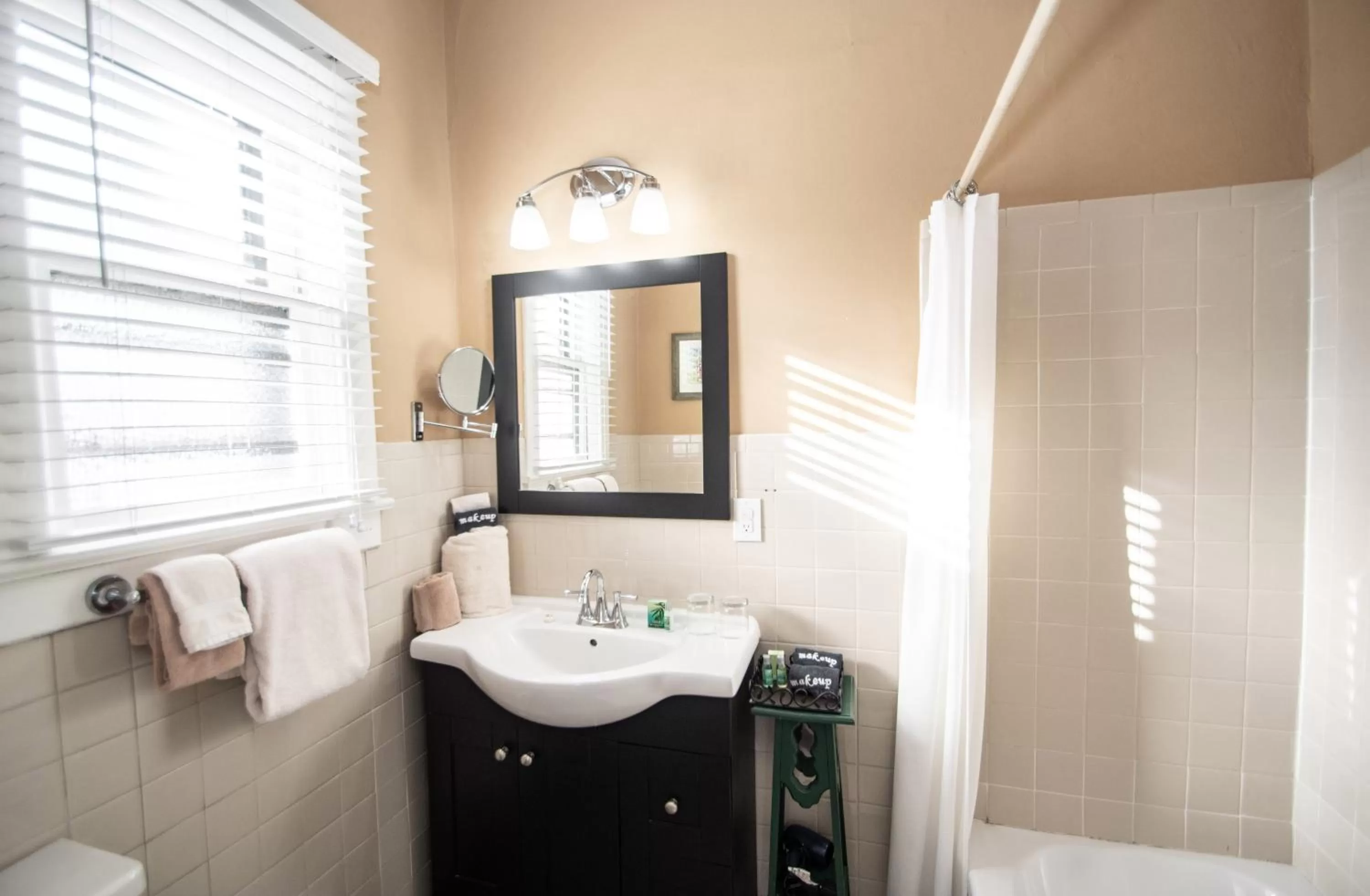 Bathroom in Looking Glass Inn
