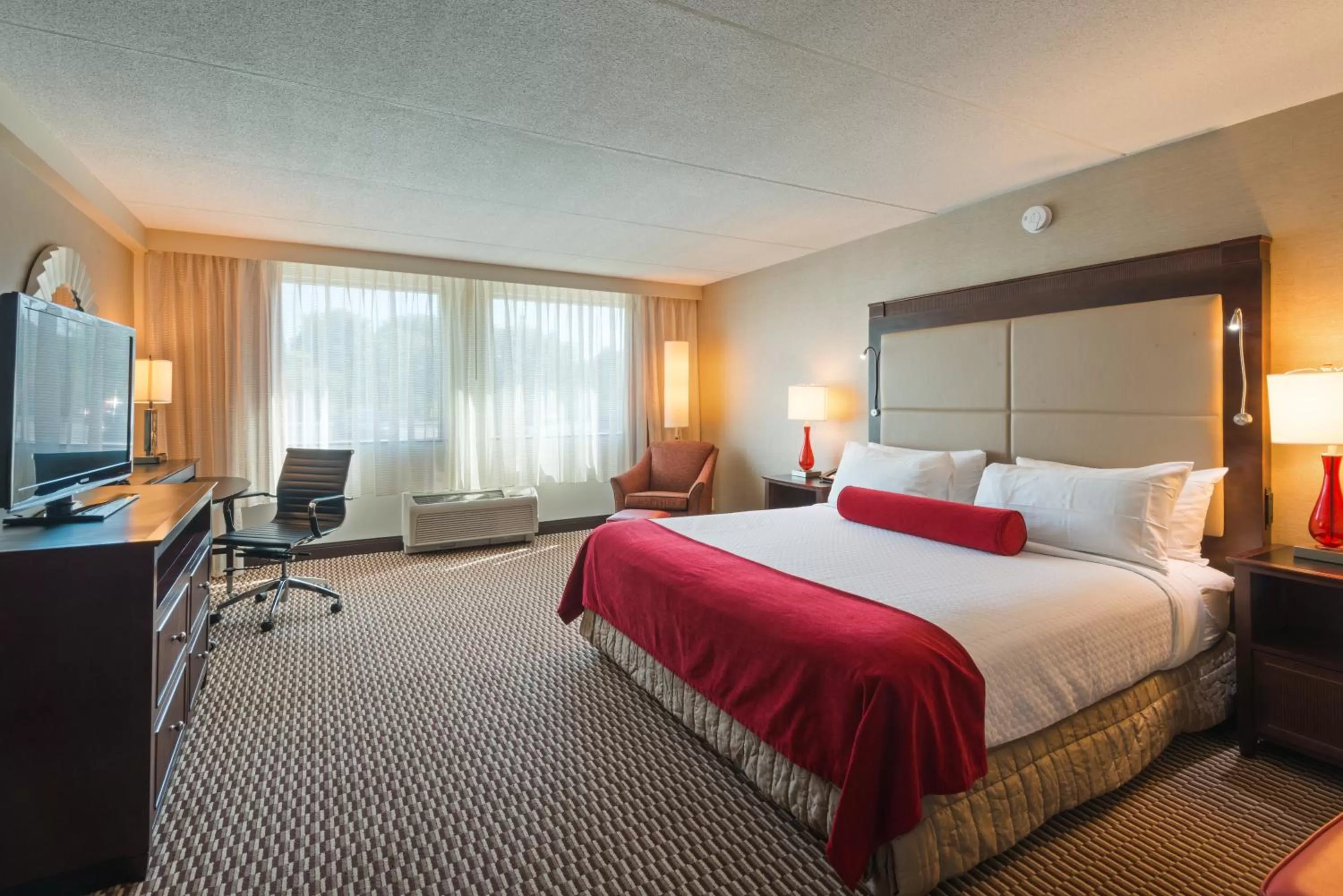 Photo of the whole room, Bed in Crowne Plaza Boston - Woburn by IHG