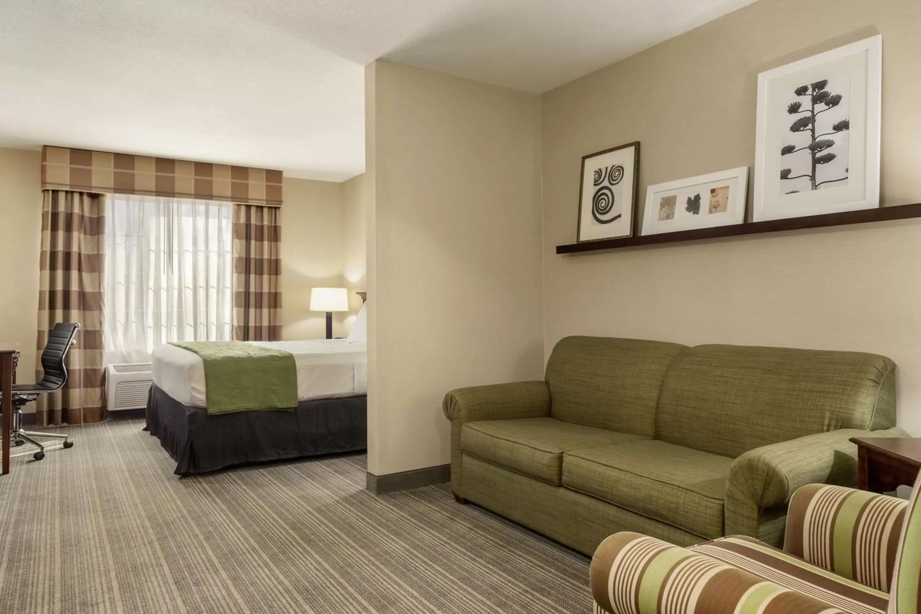 Photo of the whole room, Seating Area in Country Inn & Suites by Radisson, Lima, OH