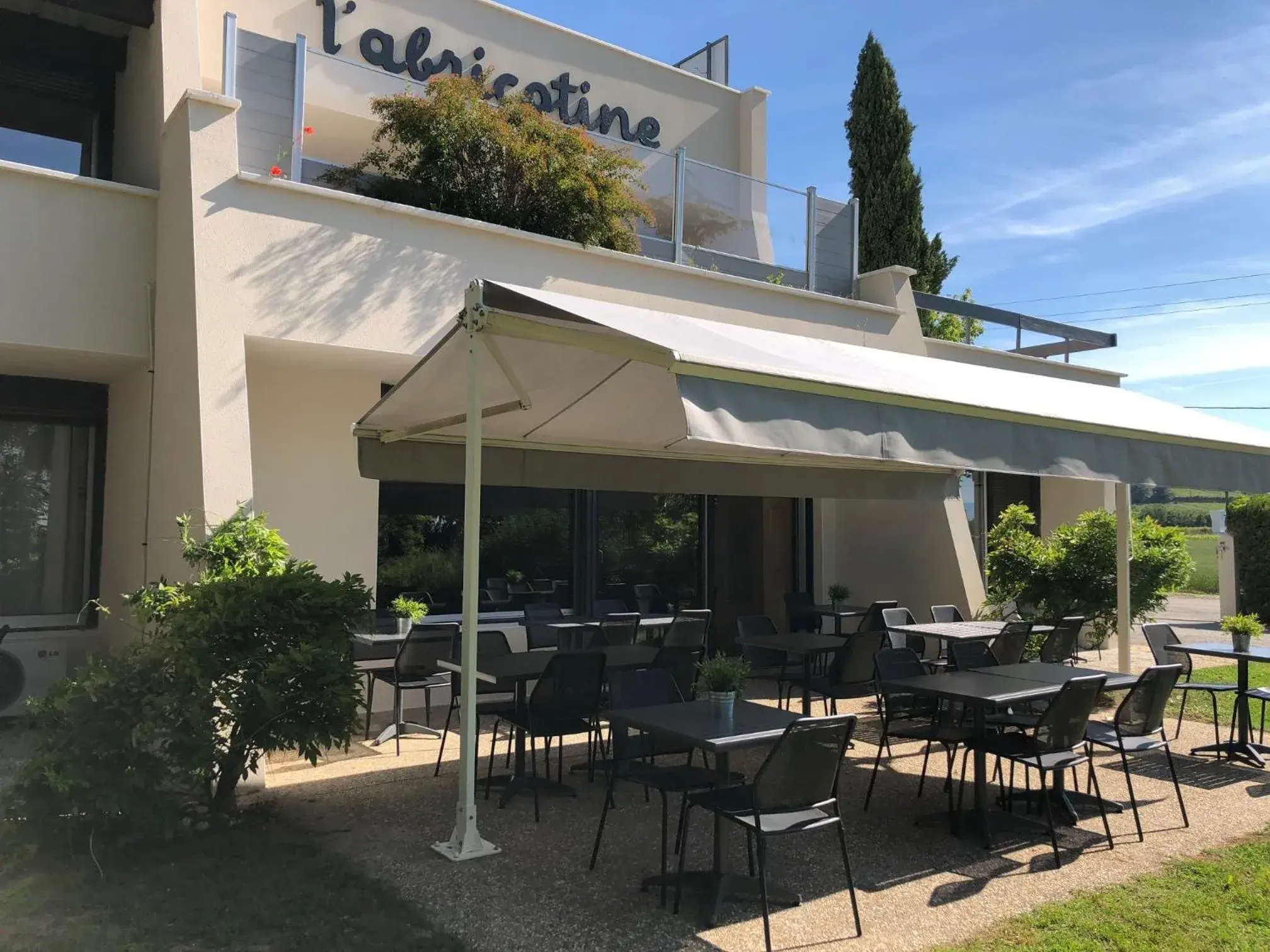 Patio, Restaurant/Places to Eat in Logis Hôtel l'Abricotine