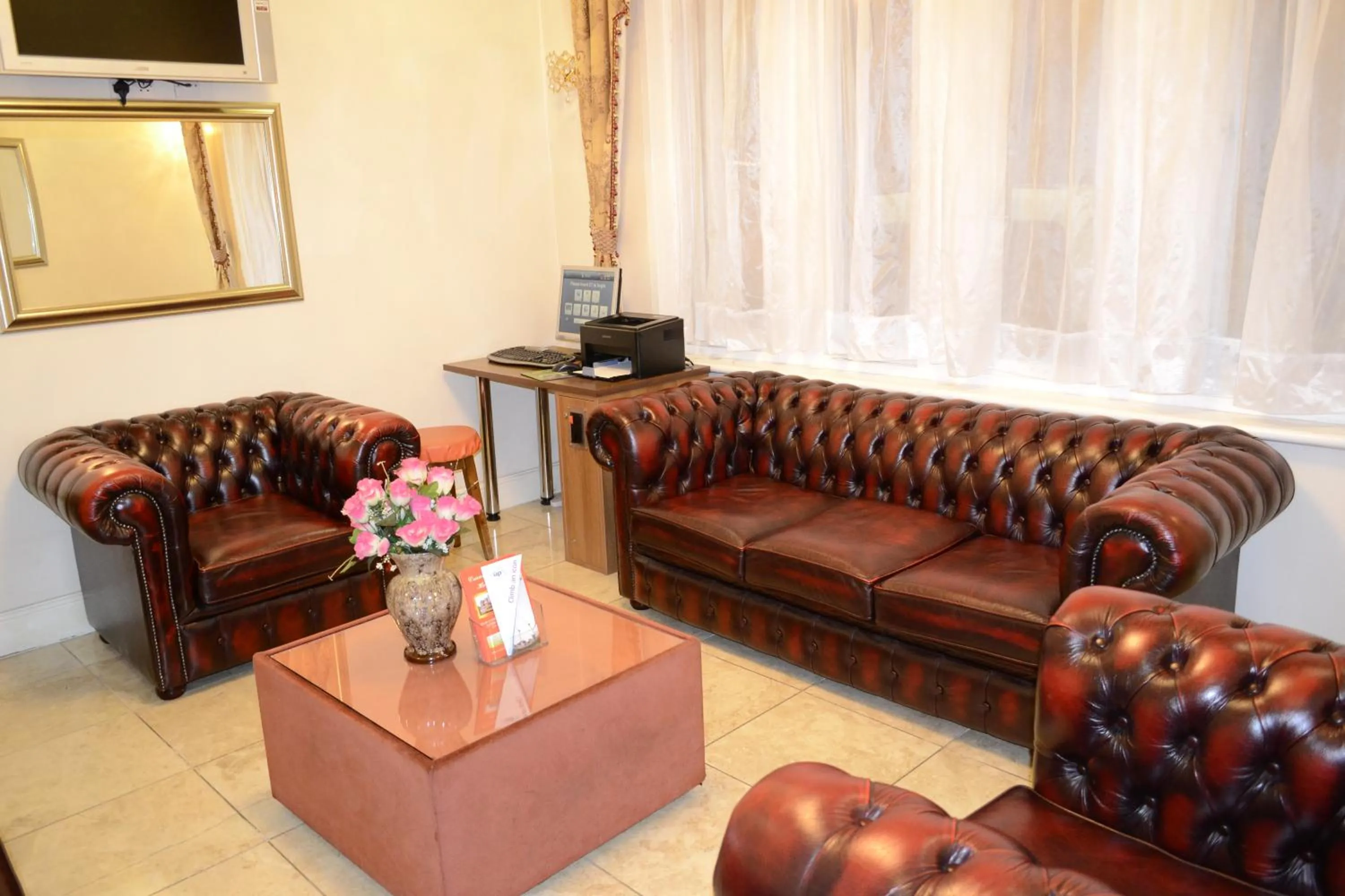 Communal lounge/ TV room in Cranbrook Hotel