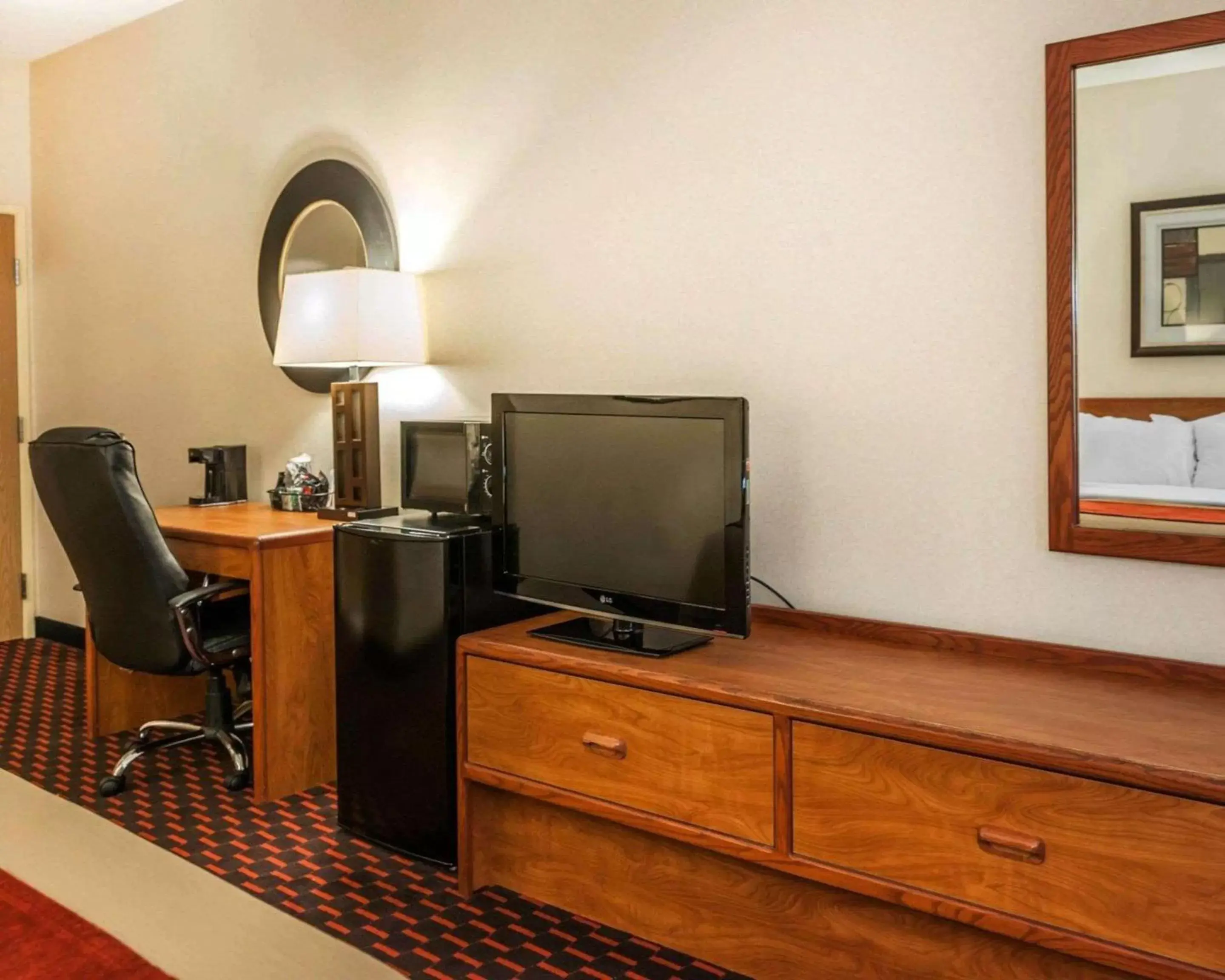 Photo of the whole room, TV/Entertainment Center in Comfort Inn Avon-Indianapolis West