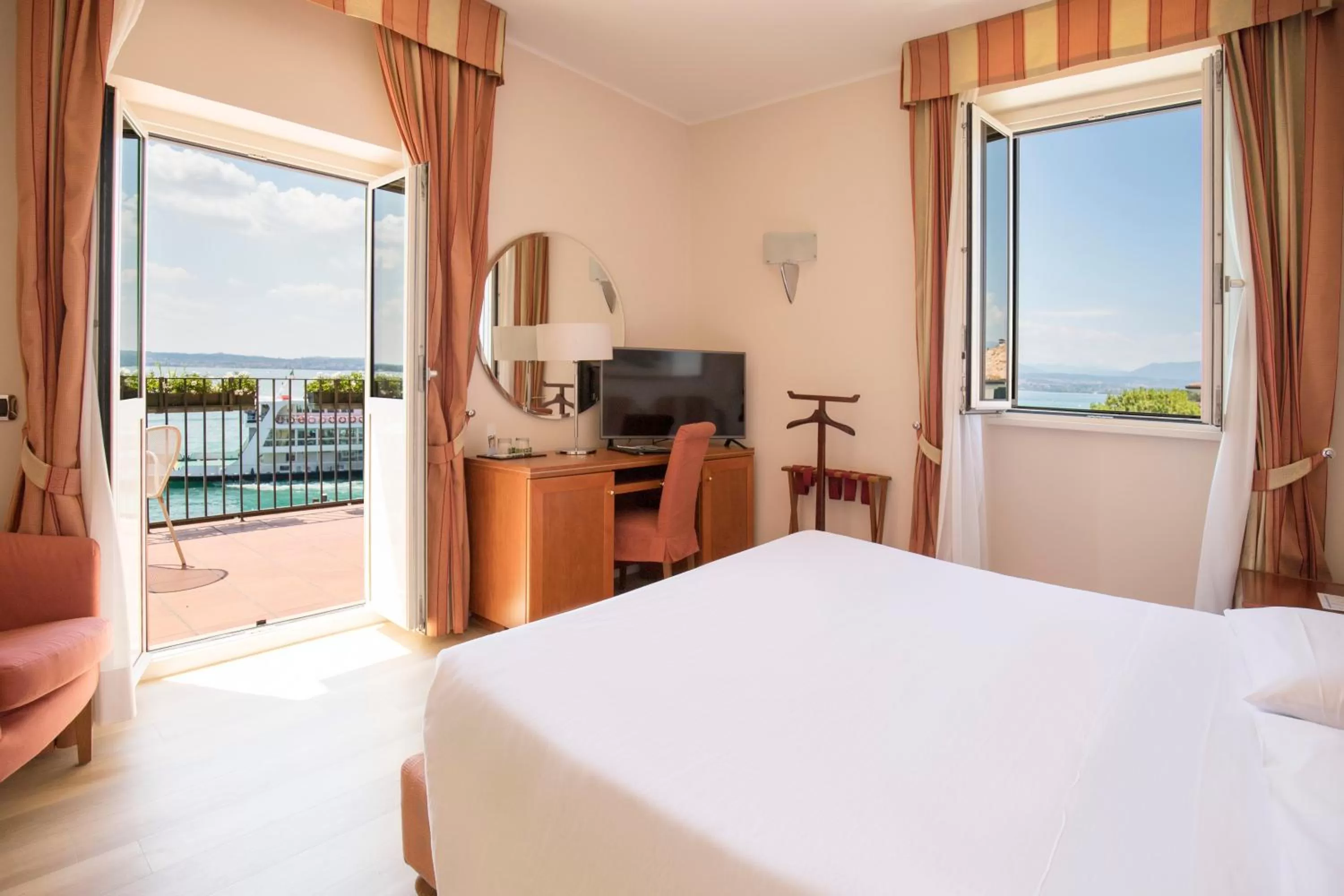 Balcony/Terrace, Bed in Hotel Sirmione Terme