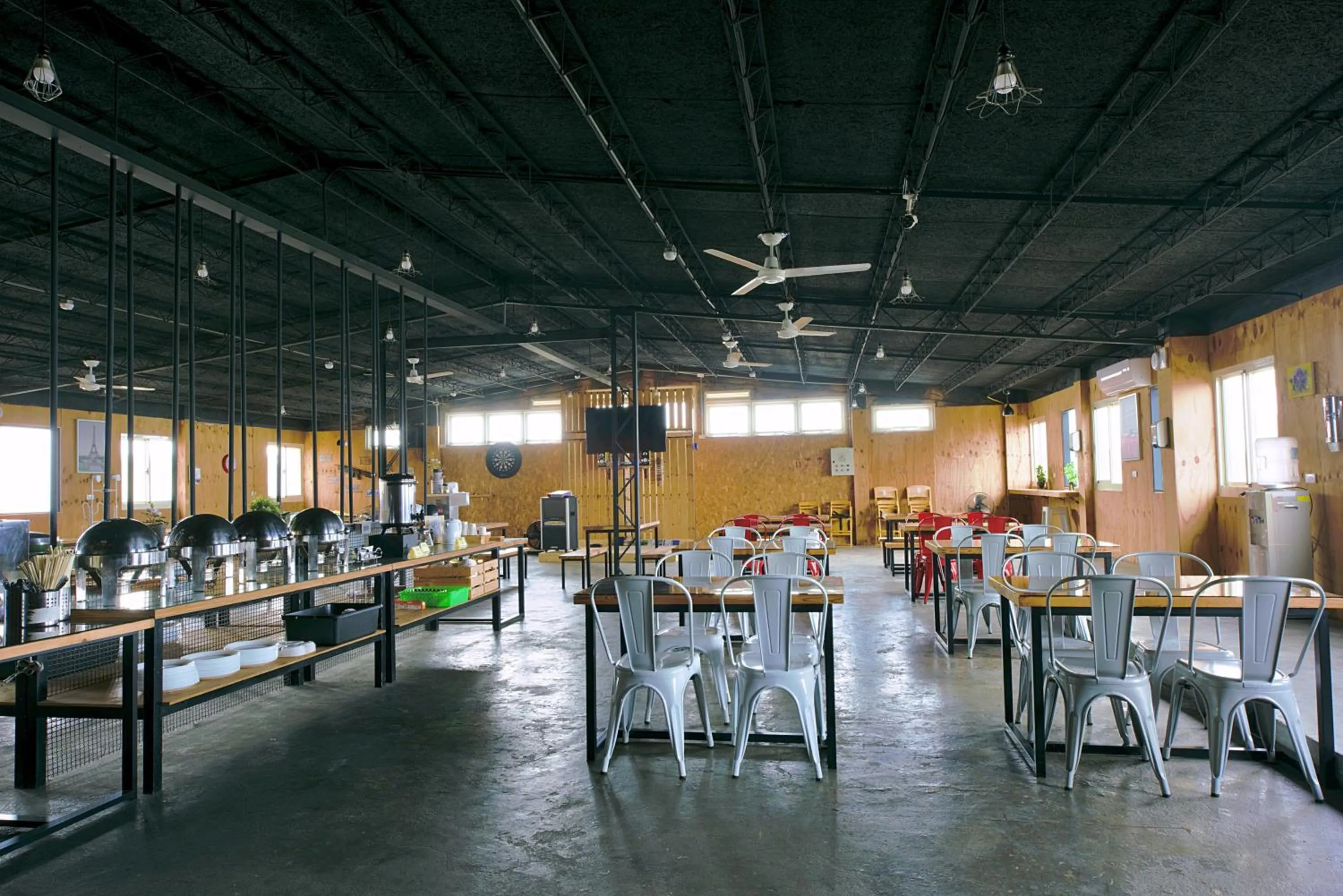 Restaurant/places to eat in Good Night Hotel