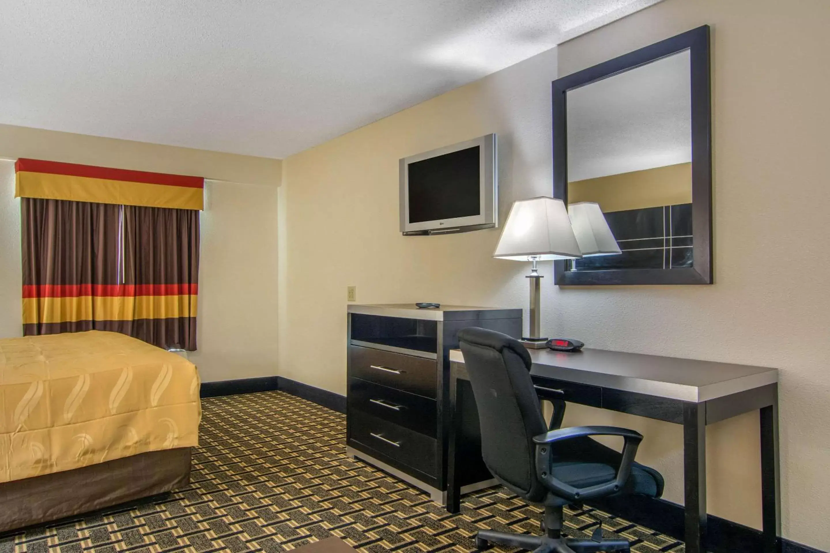 Photo of the whole room, TV/Entertainment Center in Quality Inn & Suites Union City - Atlanta South