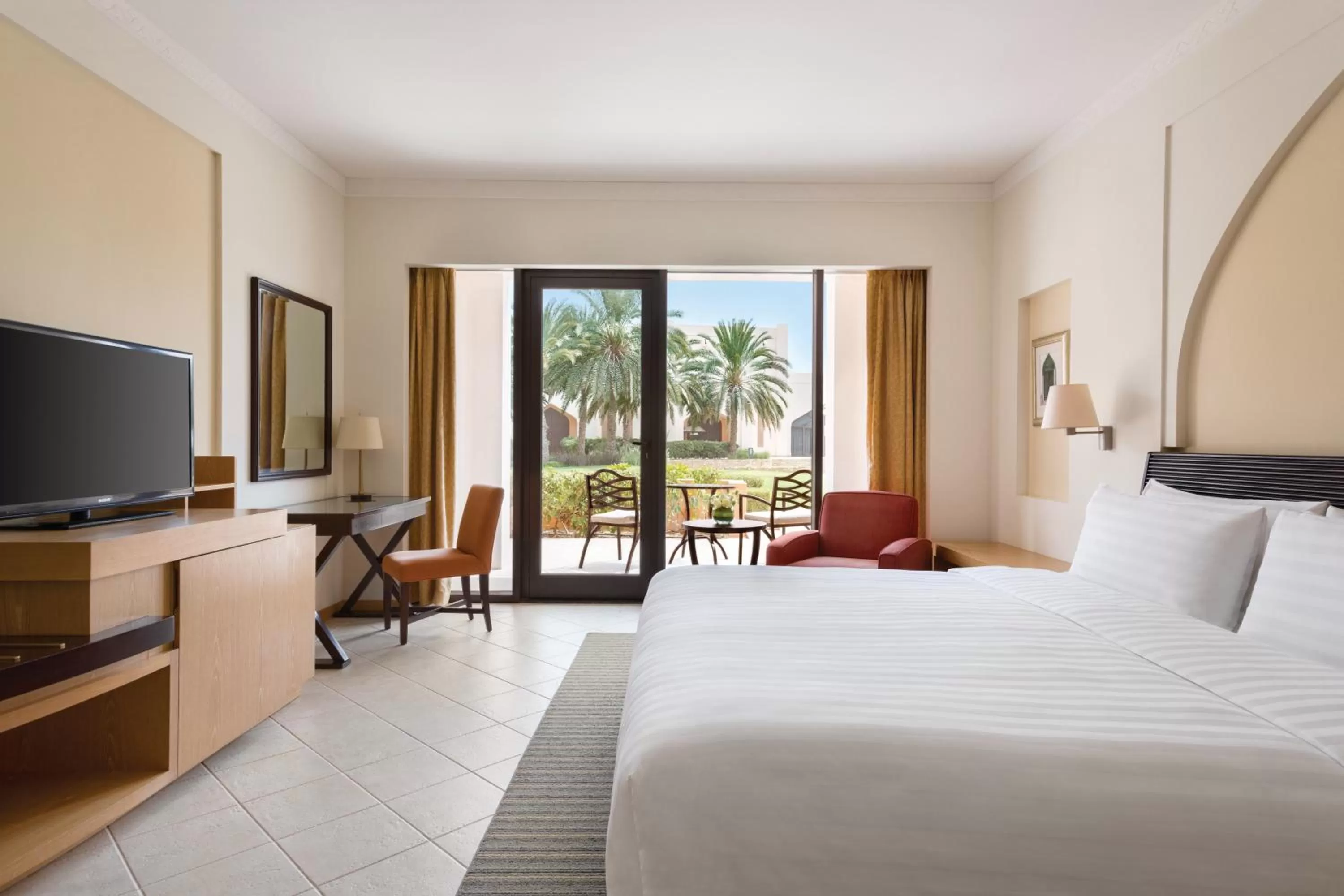 TV and multimedia, Bed in Shangri-La Barr Al Jissah, Muscat