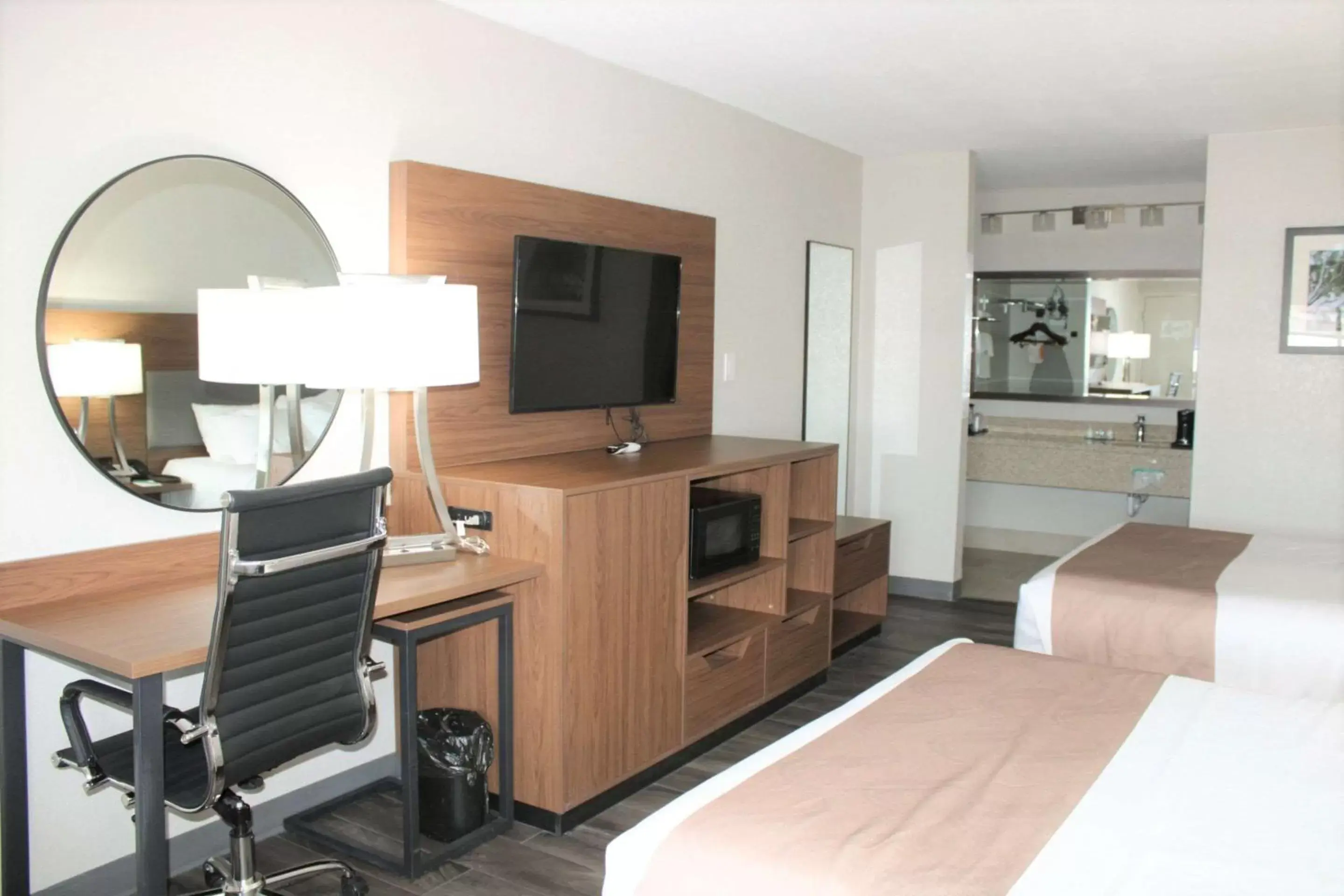 Bedroom, TV/Entertainment Center in Quality Inn & Suites Near White Sands National Park