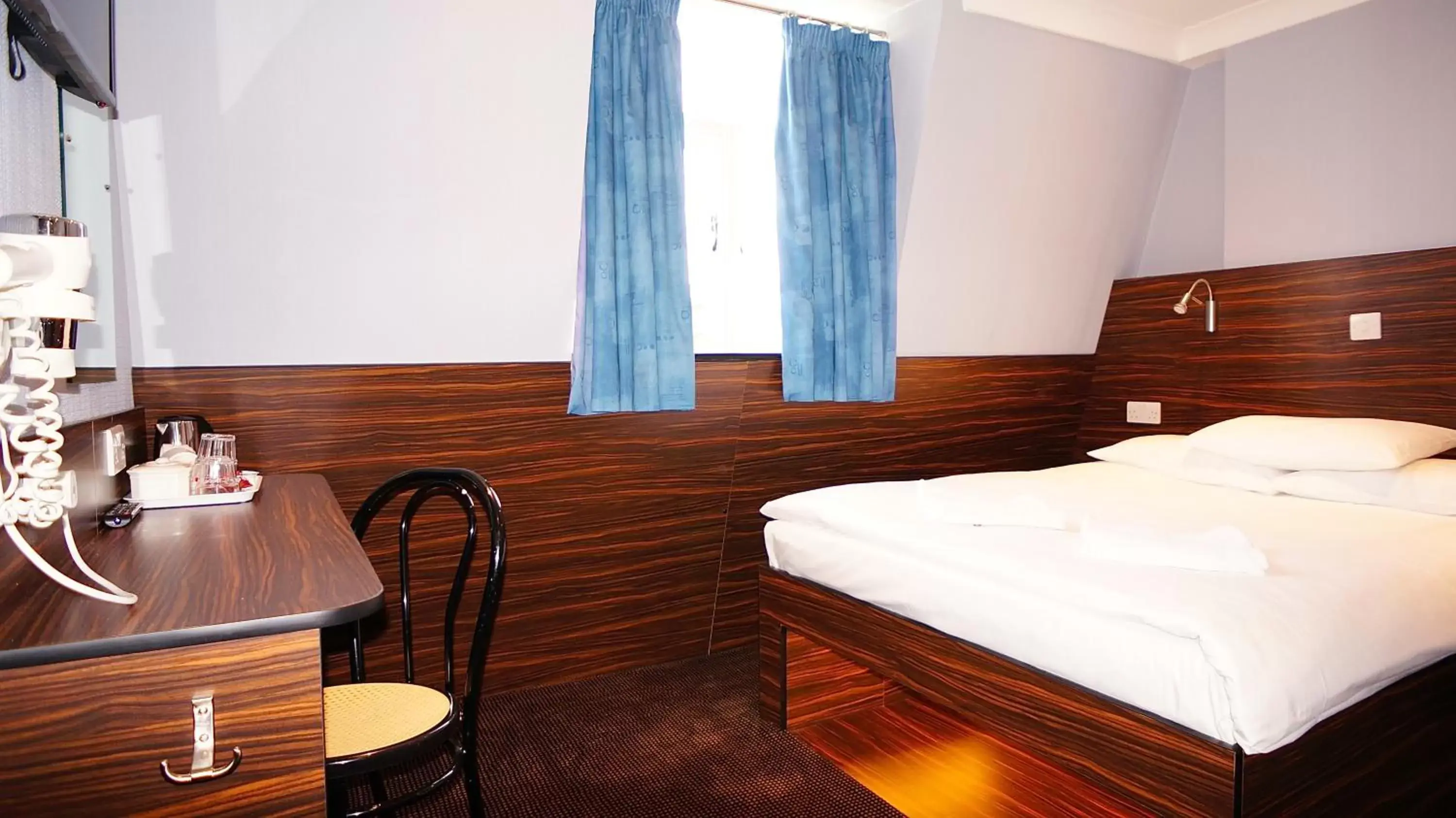 Bedroom, Bed in Crestfield Hotel