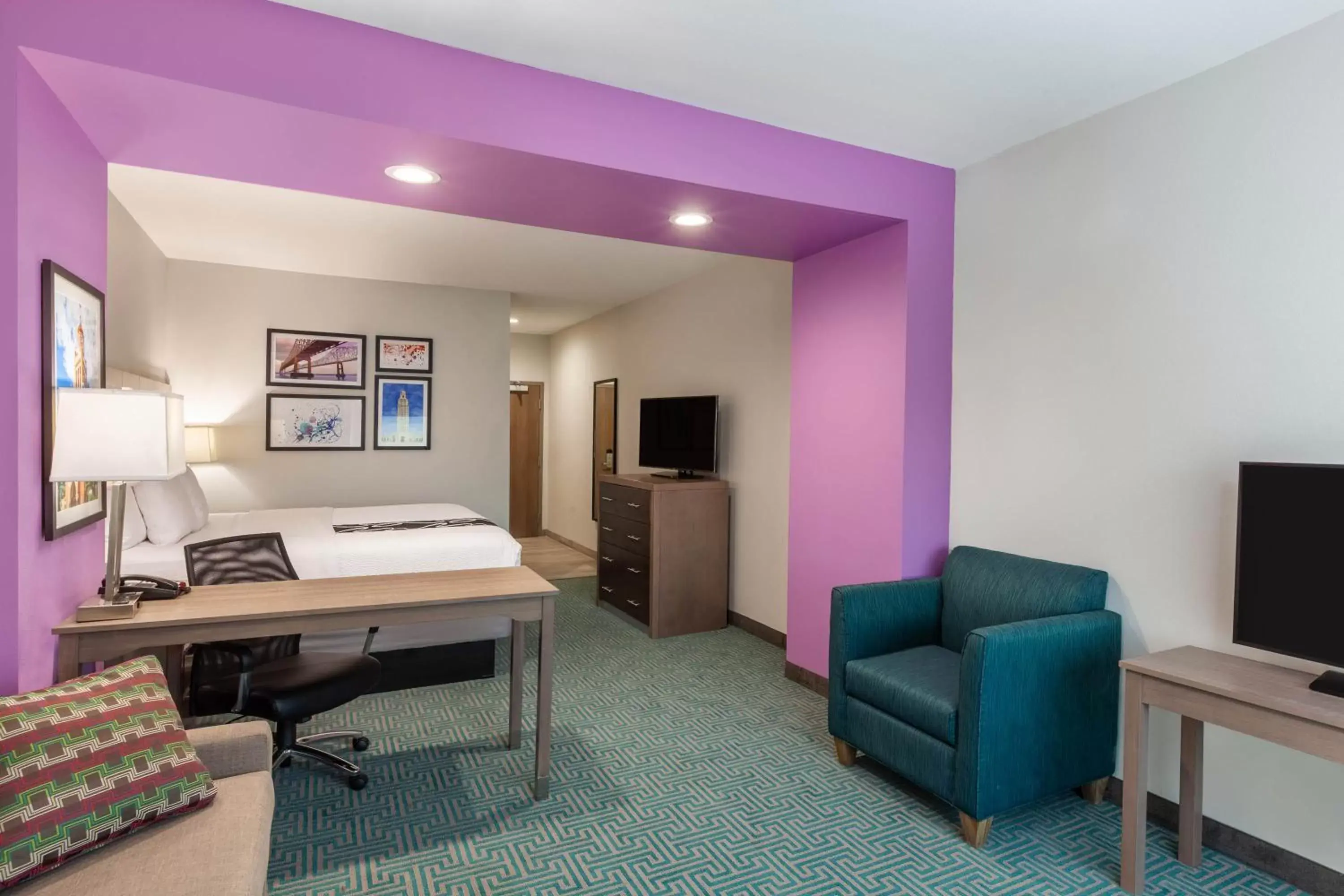 TV and multimedia, TV/Entertainment Center in La Quinta Inn & Suites by Wyndham Lafayette Oil Center