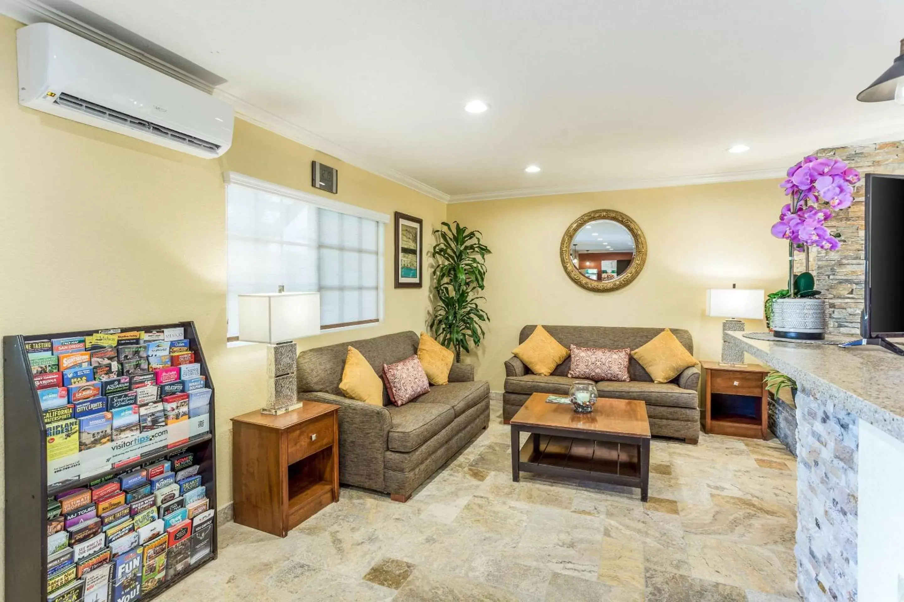 Lobby or reception, Seating Area in Quality Inn Escondido Downtown