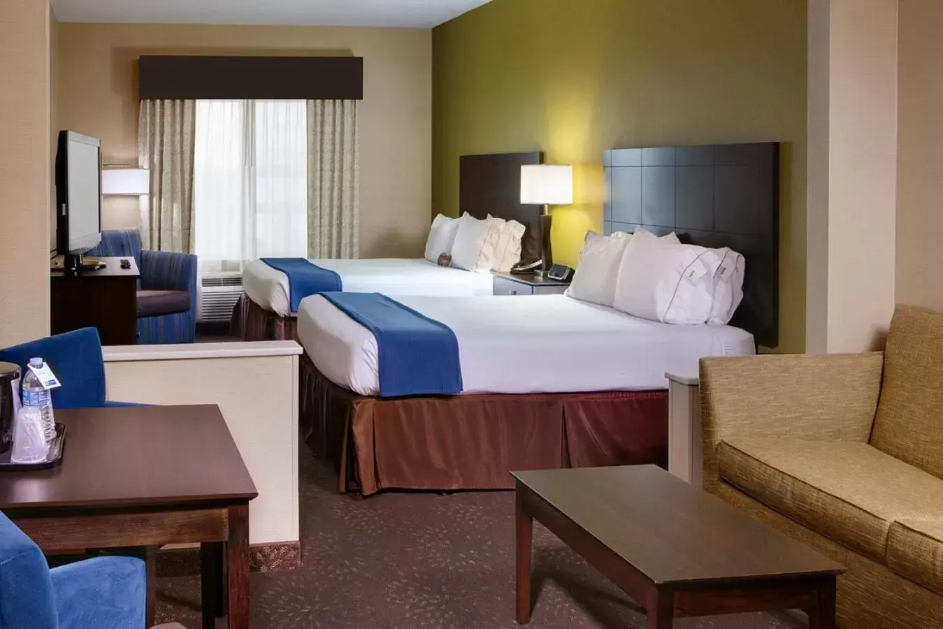 Bedroom, Bed in Holiday Inn Express Hotel & Suites Saginaw, an IHG Hotel