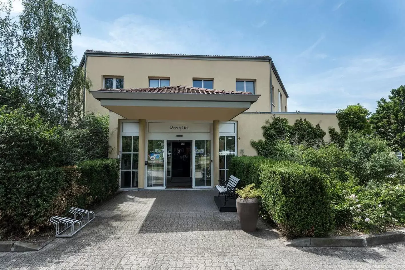 Facade/entrance, Property Building in Days Inn Dessau