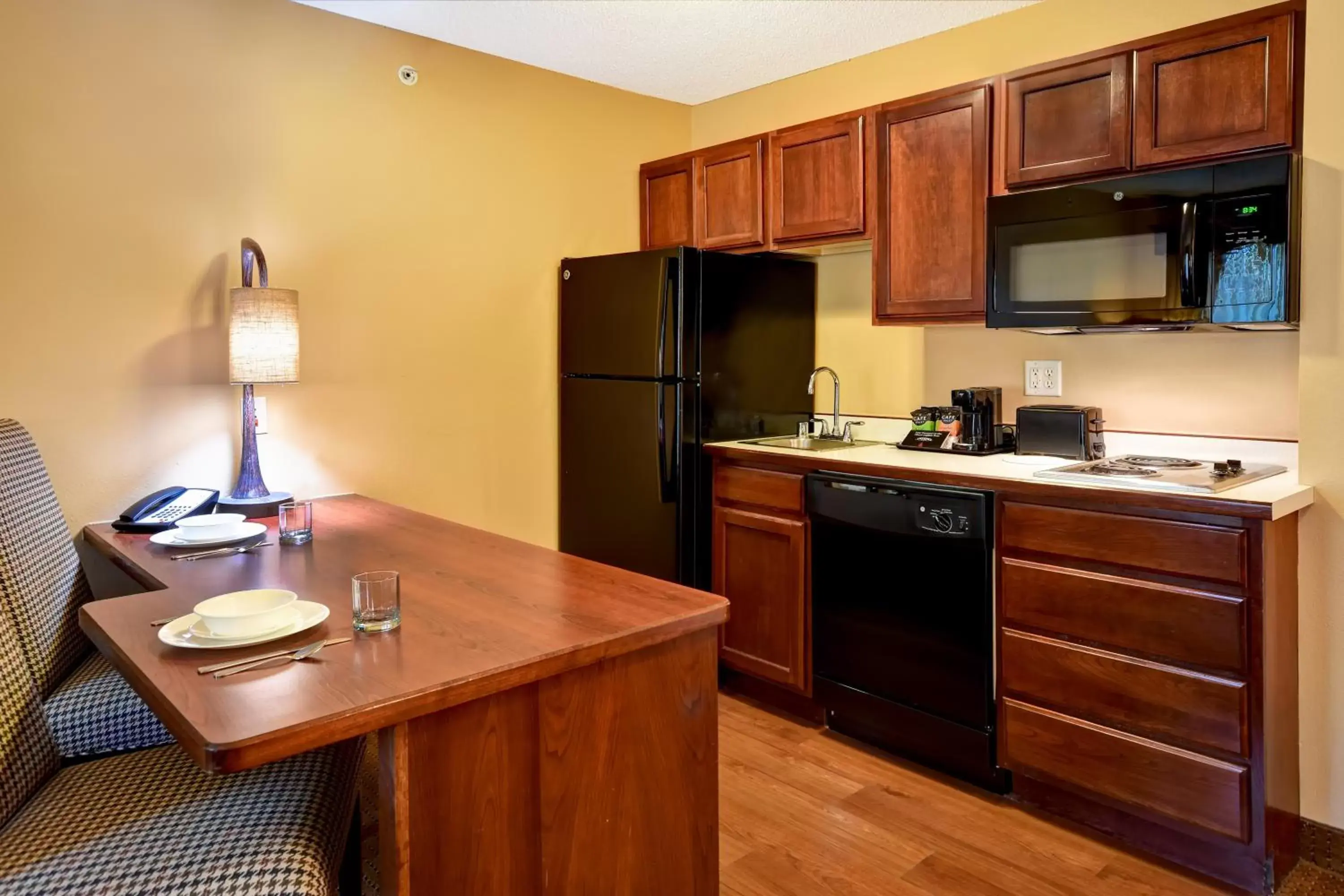 Kitchen or kitchenette, Kitchen/Kitchenette in GrandStay Hotel & Suites La Crosse