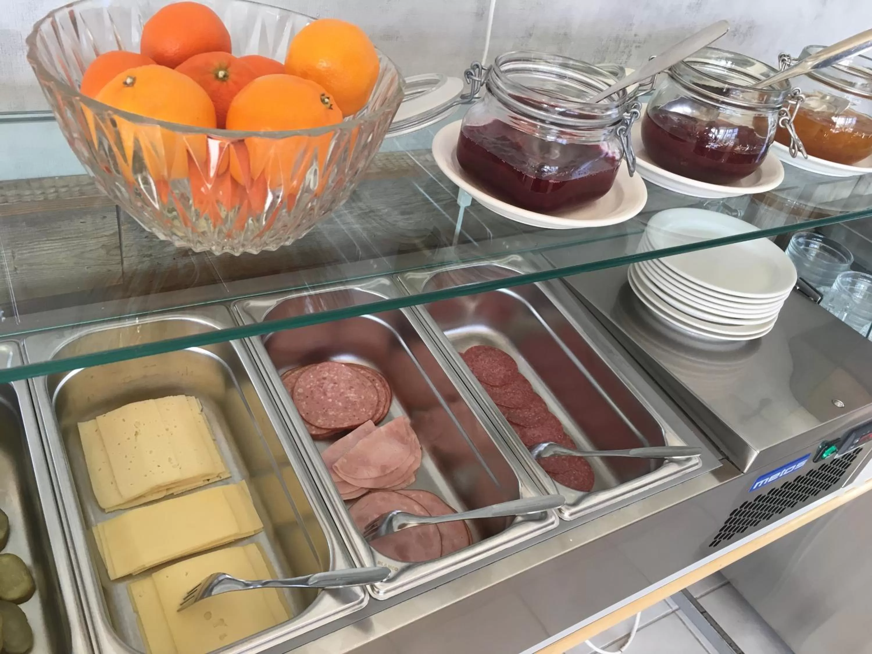 Buffet breakfast in Hotel Yöpuu