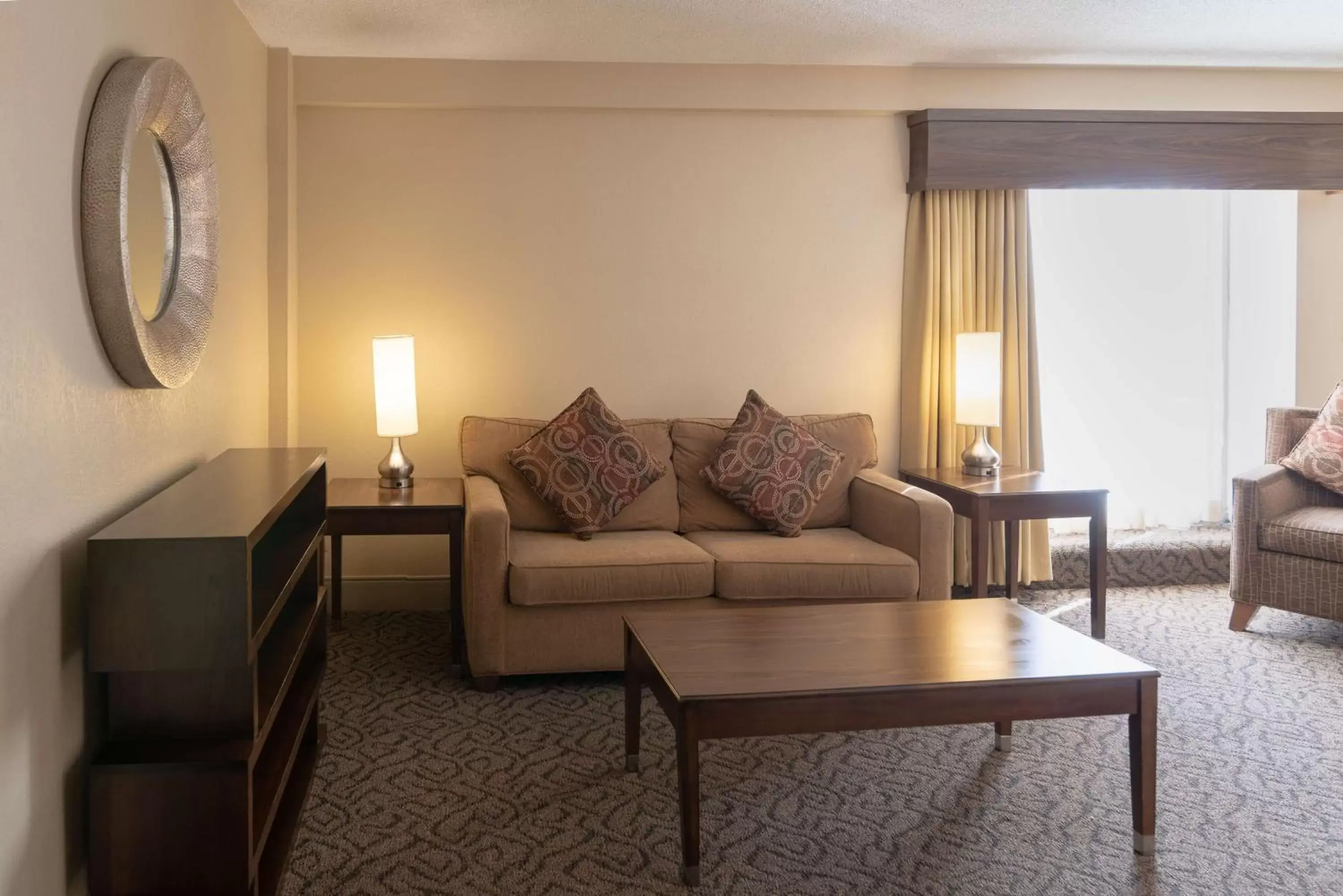 Living room, Seating Area in DoubleTree by Hilton Norfolk Airport