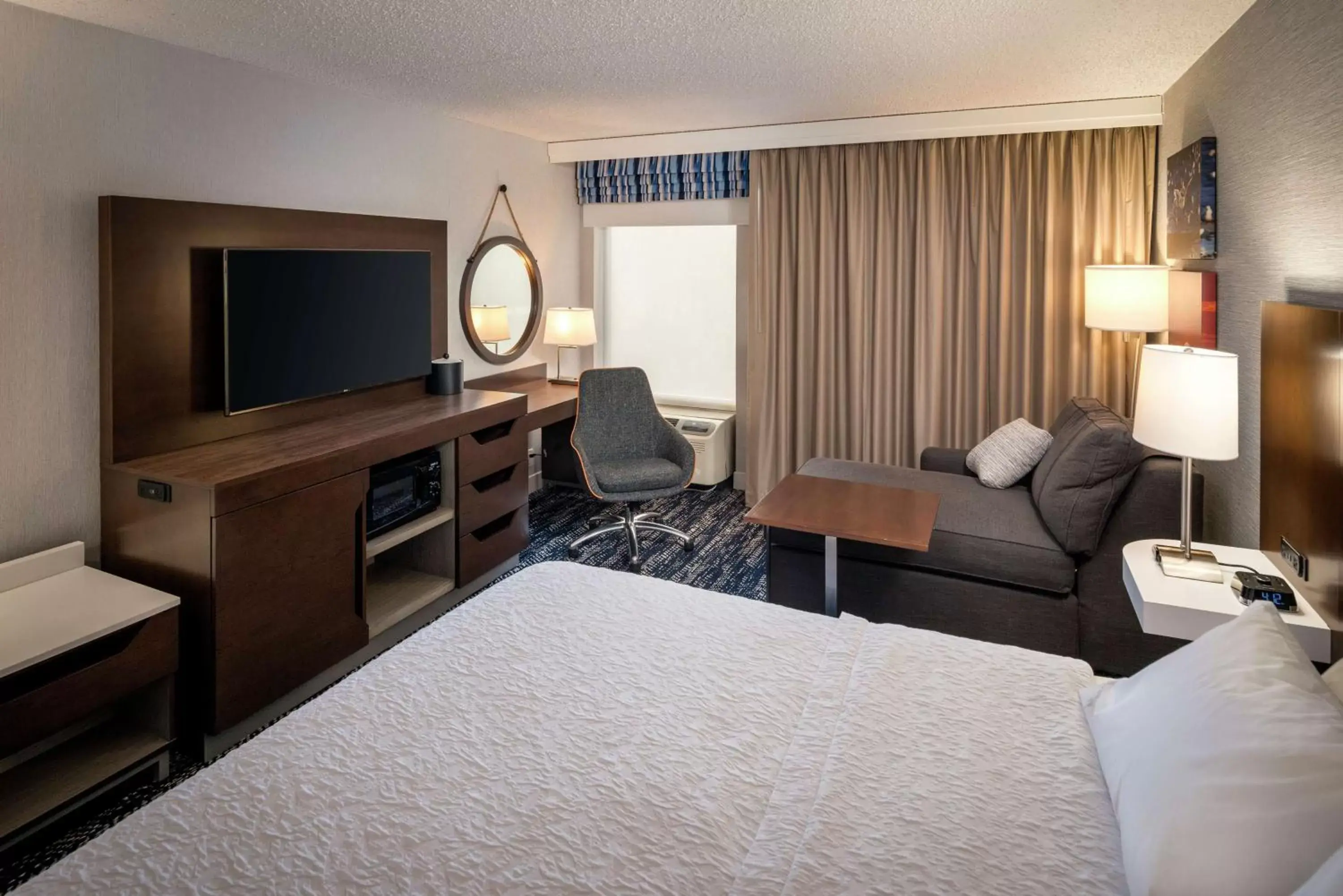 Bed, TV/Entertainment Center in Hampton Inn Long Island/Commack