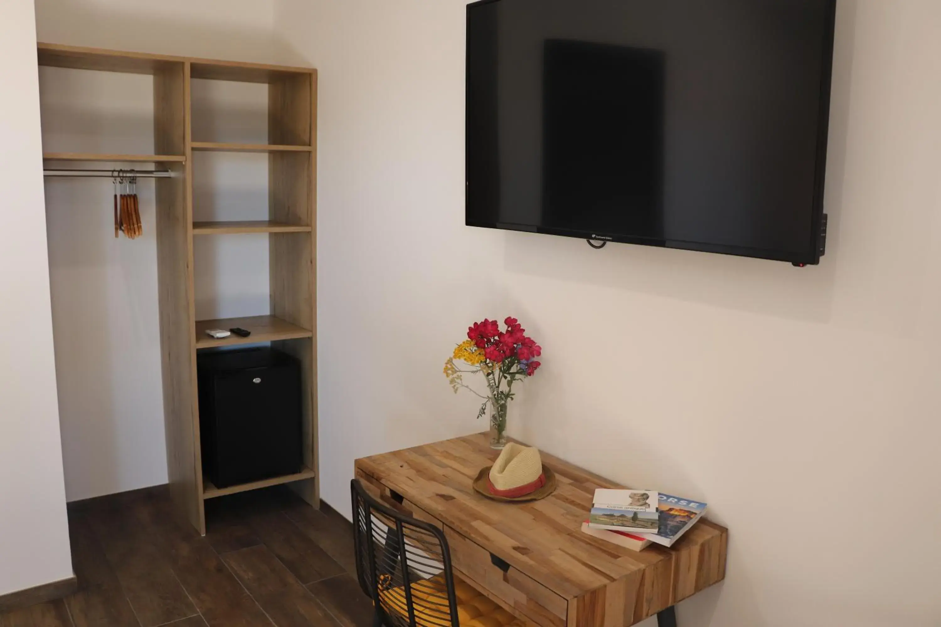 Decorative detail, TV/Entertainment Center in Hôtel Padolo