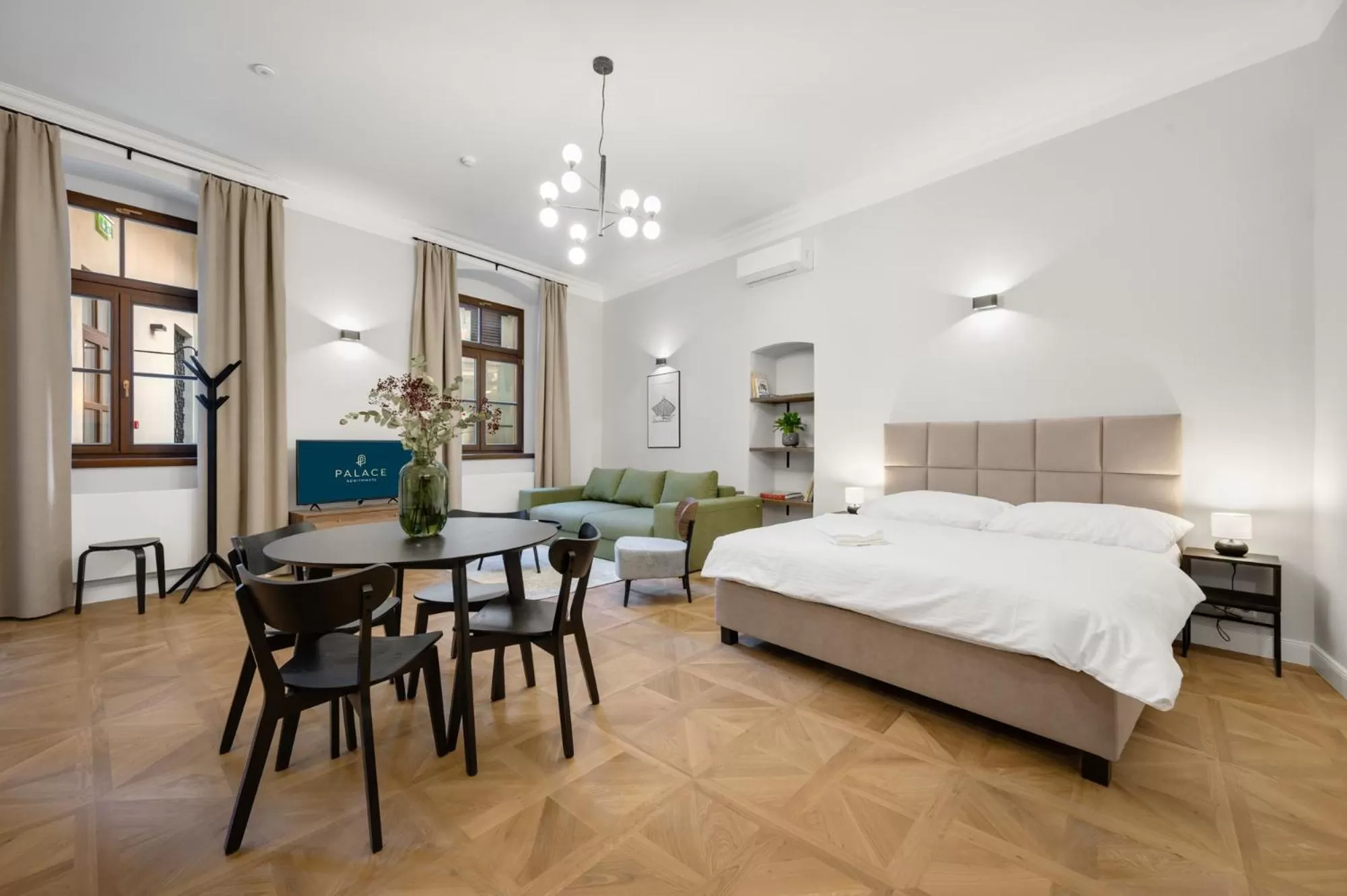 Photo of the whole room, Bed in Palace Apartments