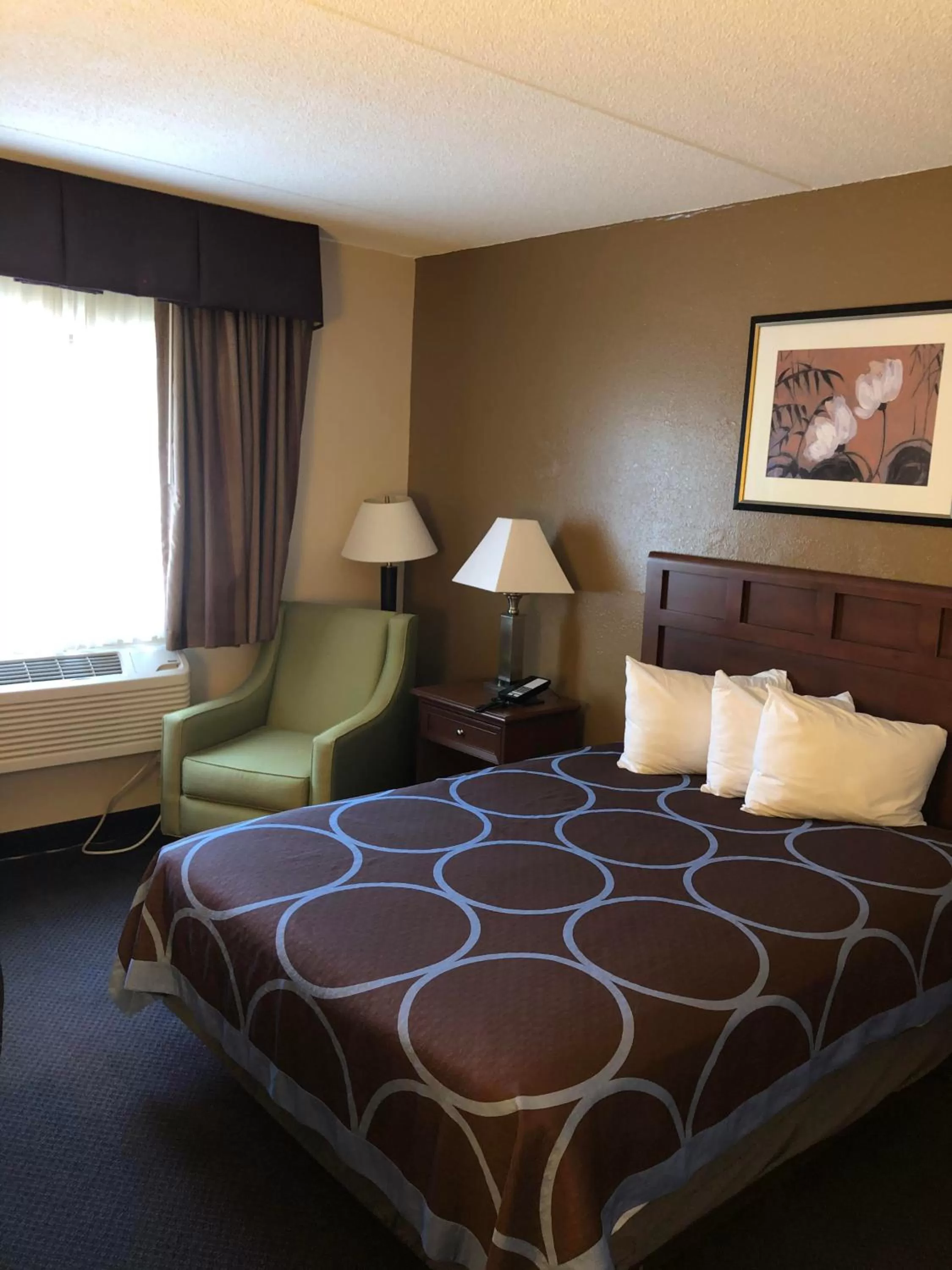 Coffee/tea facilities, Bed in Super 8 by Wyndham Manchester Airport