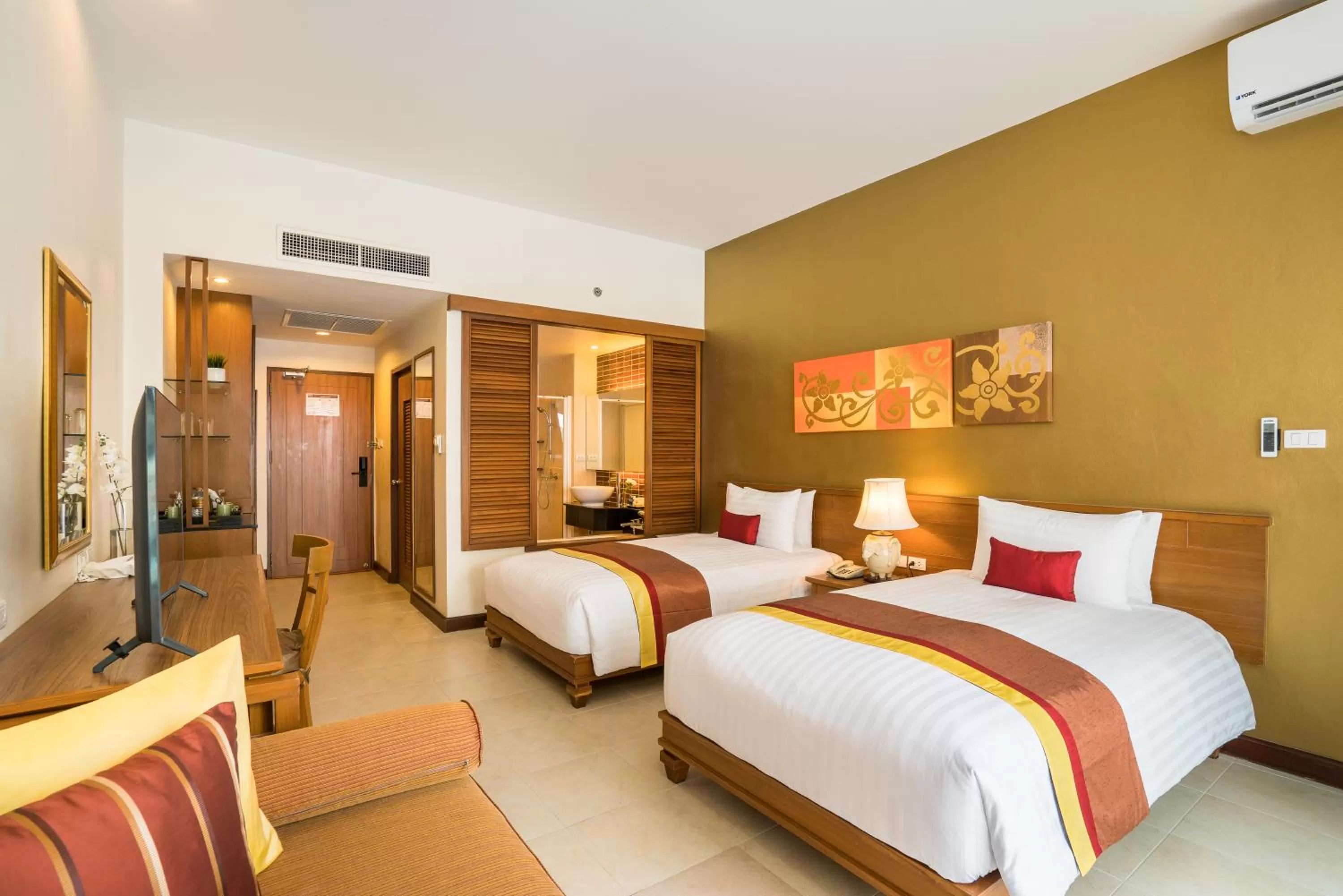 Bedroom, Bed in Cosy Beach Hotel - SHA Extra Plus