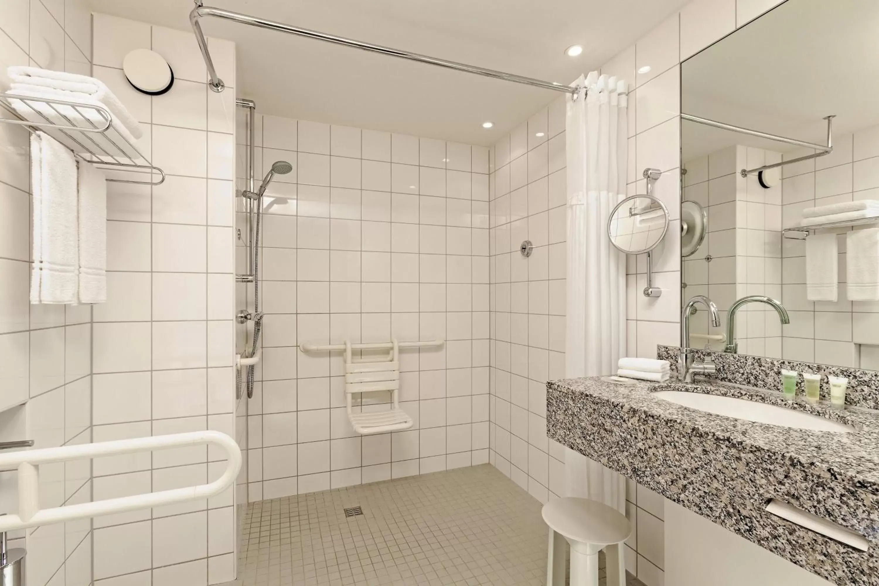 Bathroom in Courtyard by Marriott Duesseldorf Hafen