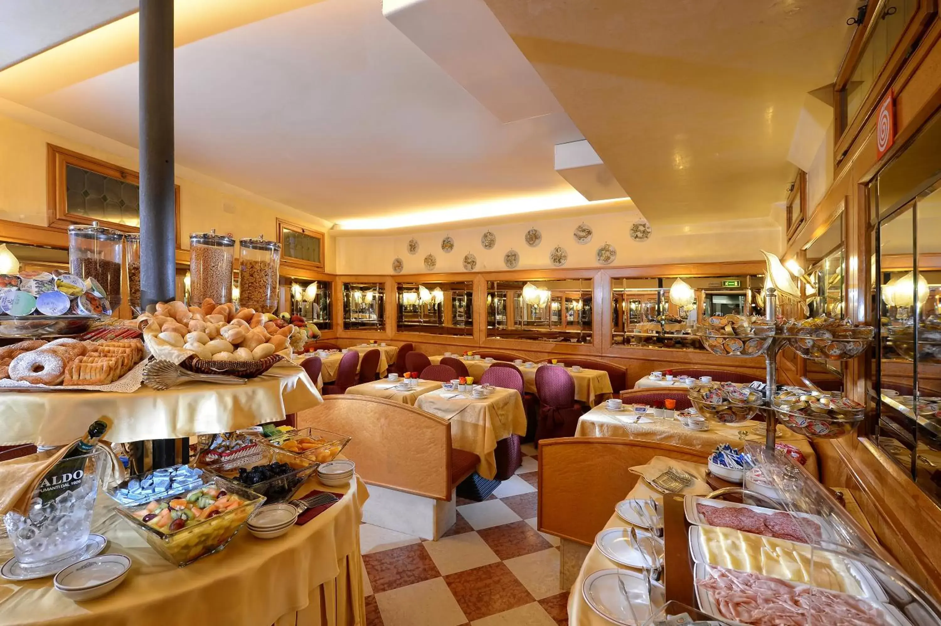 Restaurant/places to eat in Hotel Rialto Restaurant/places to eat in Hotel Rialto
