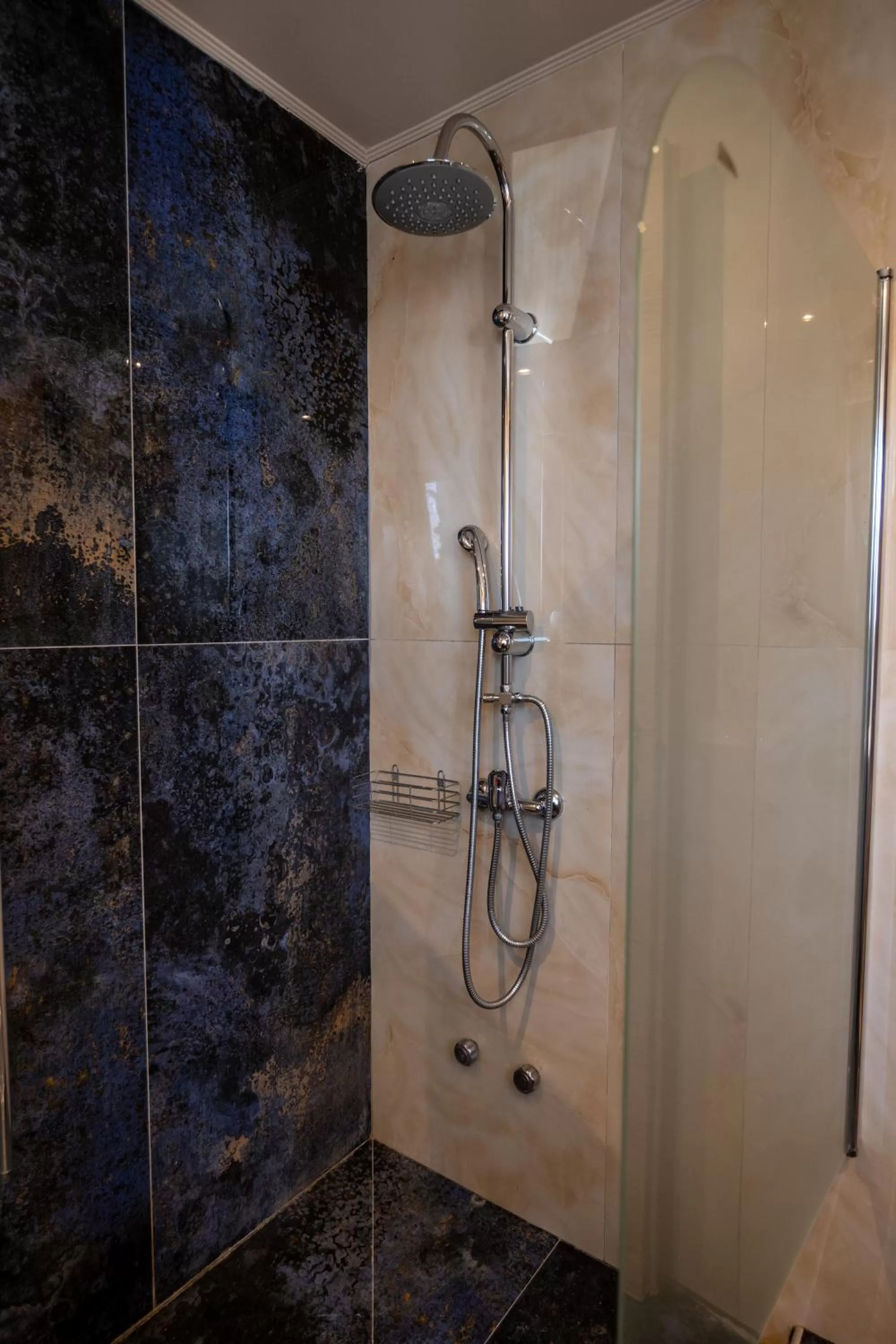 Shower in Votsalakia Hotel & Luxury Apartments