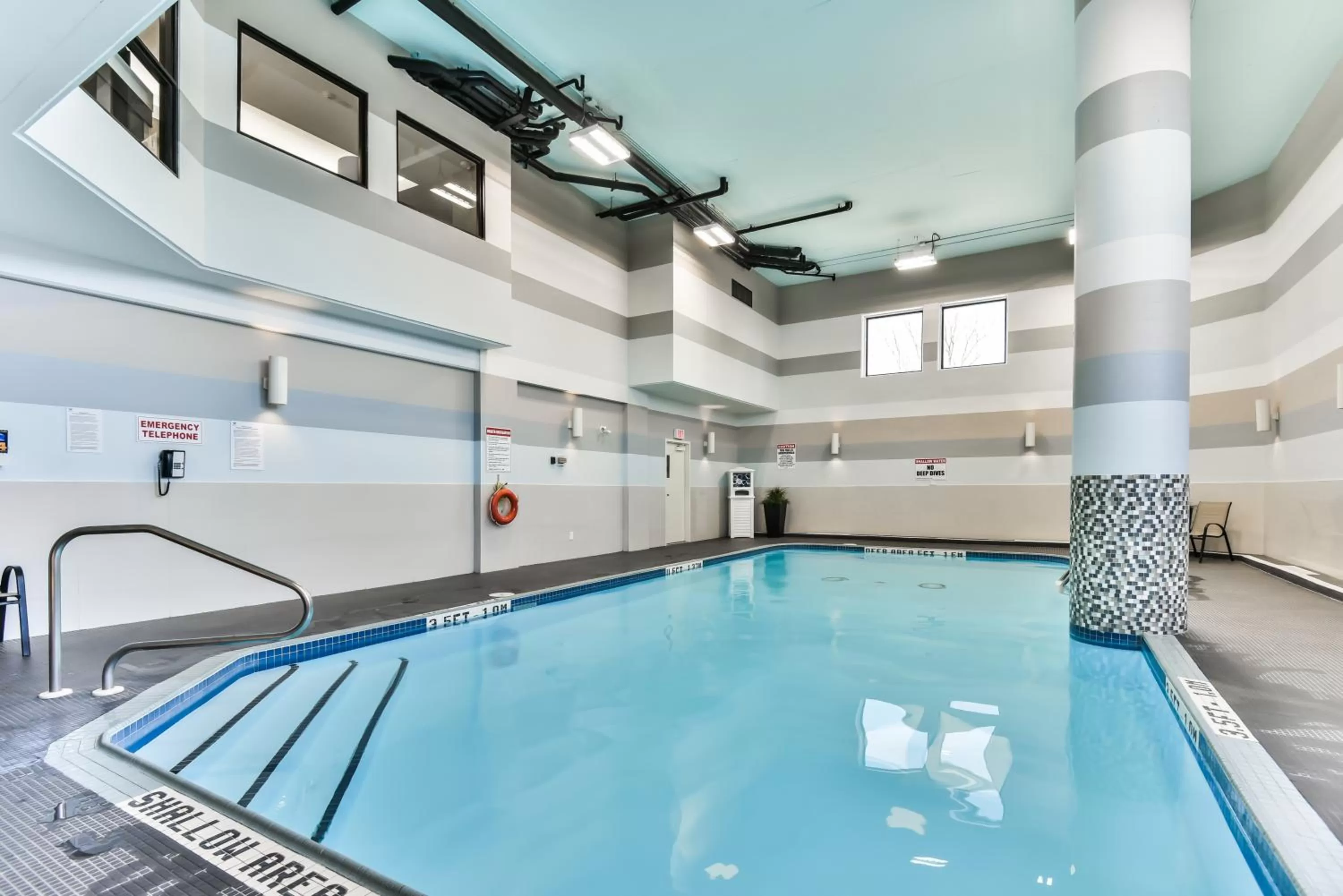 Swimming pool in Best Western Plus Cambridge Hotel