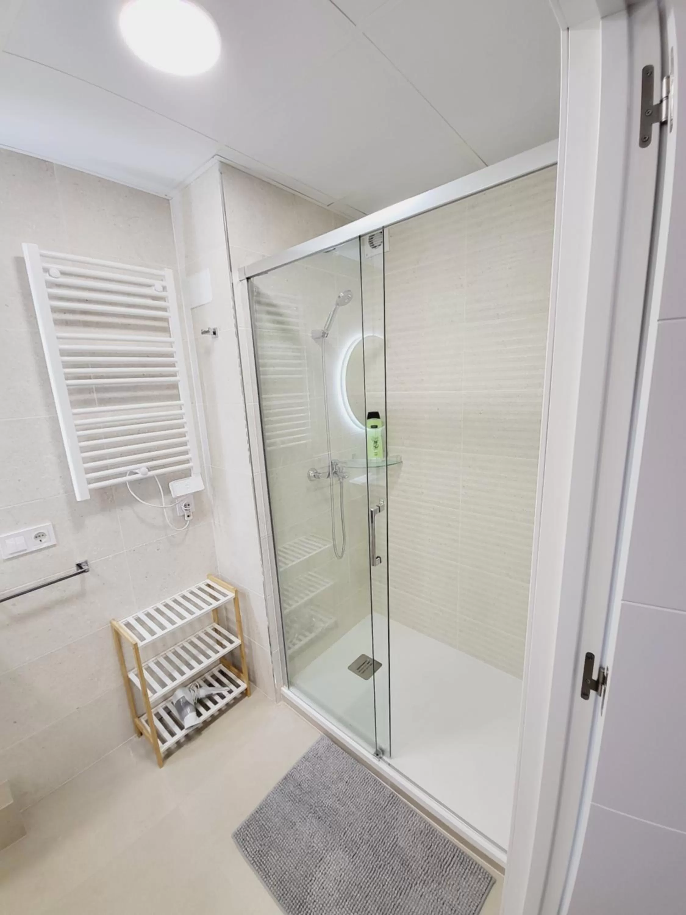 Shower in Carbonell 1