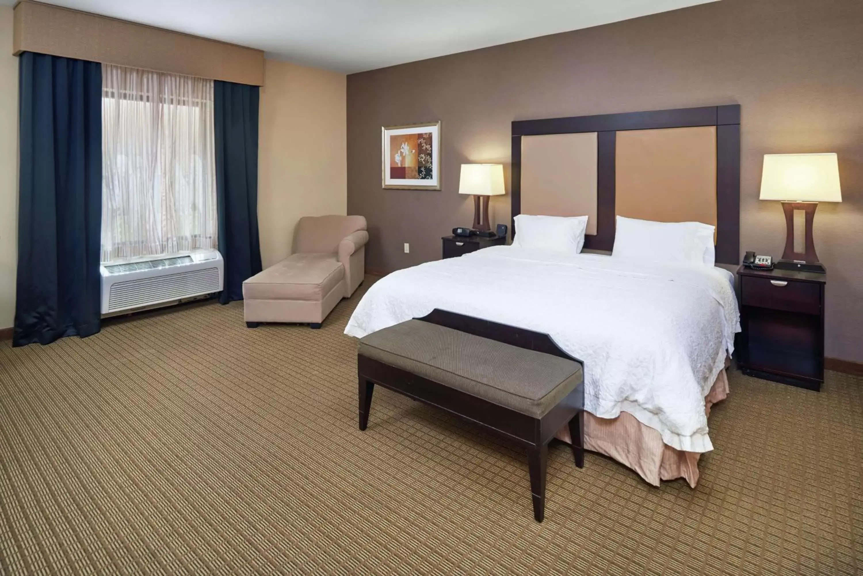 Bed in Hampton Inn & Suites Decatur