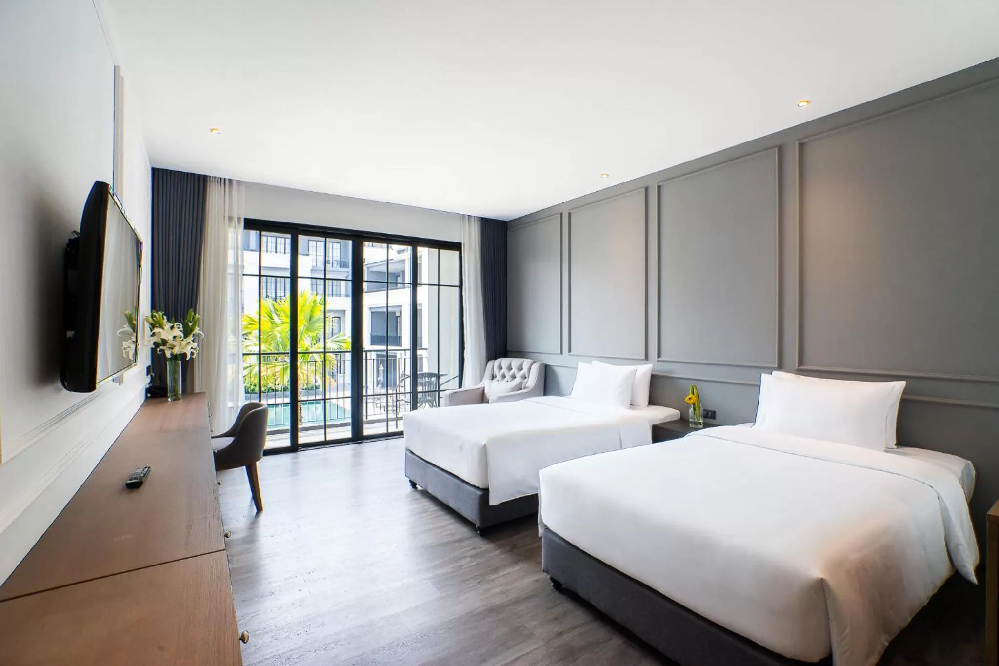 Pool view, Bed in One Patio Hotel Pattaya - SHA Extra Plus