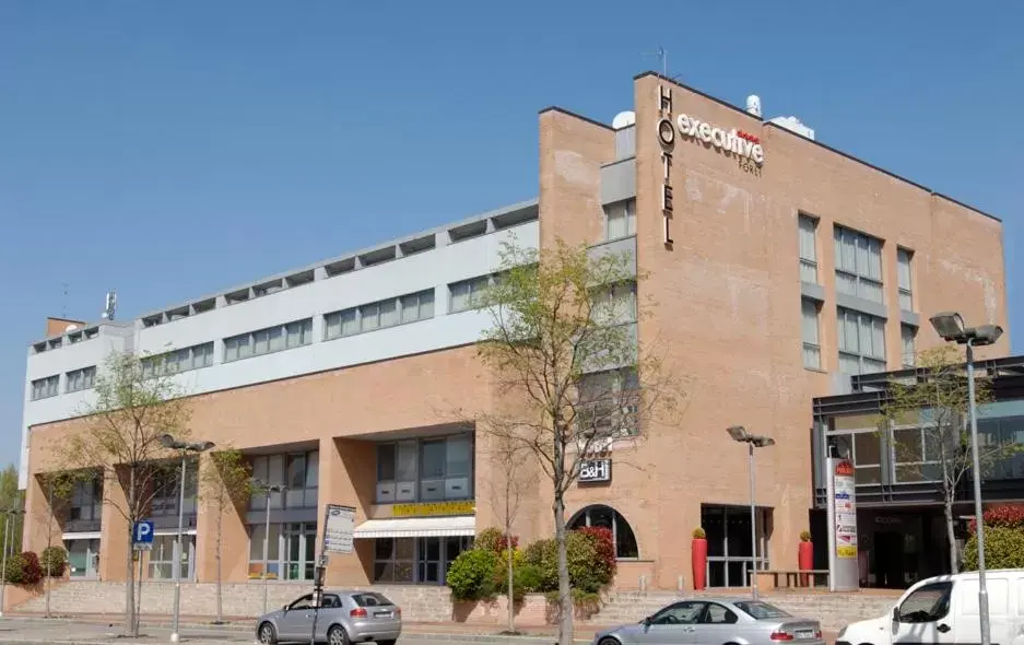 Facade/entrance, Property Building in Executive Hotel