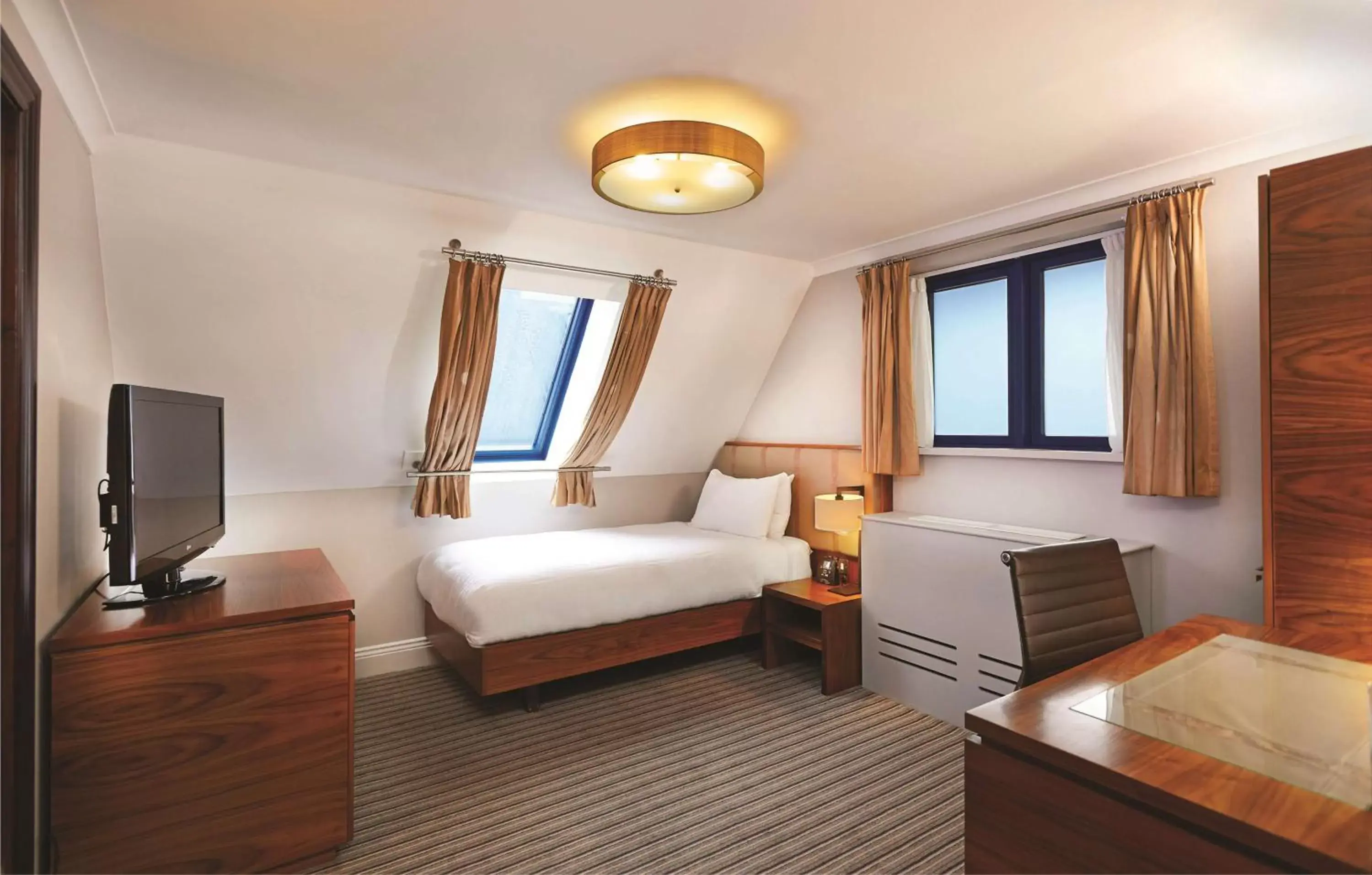 Bedroom in DoubleTree by Hilton London – Docklands Riverside
