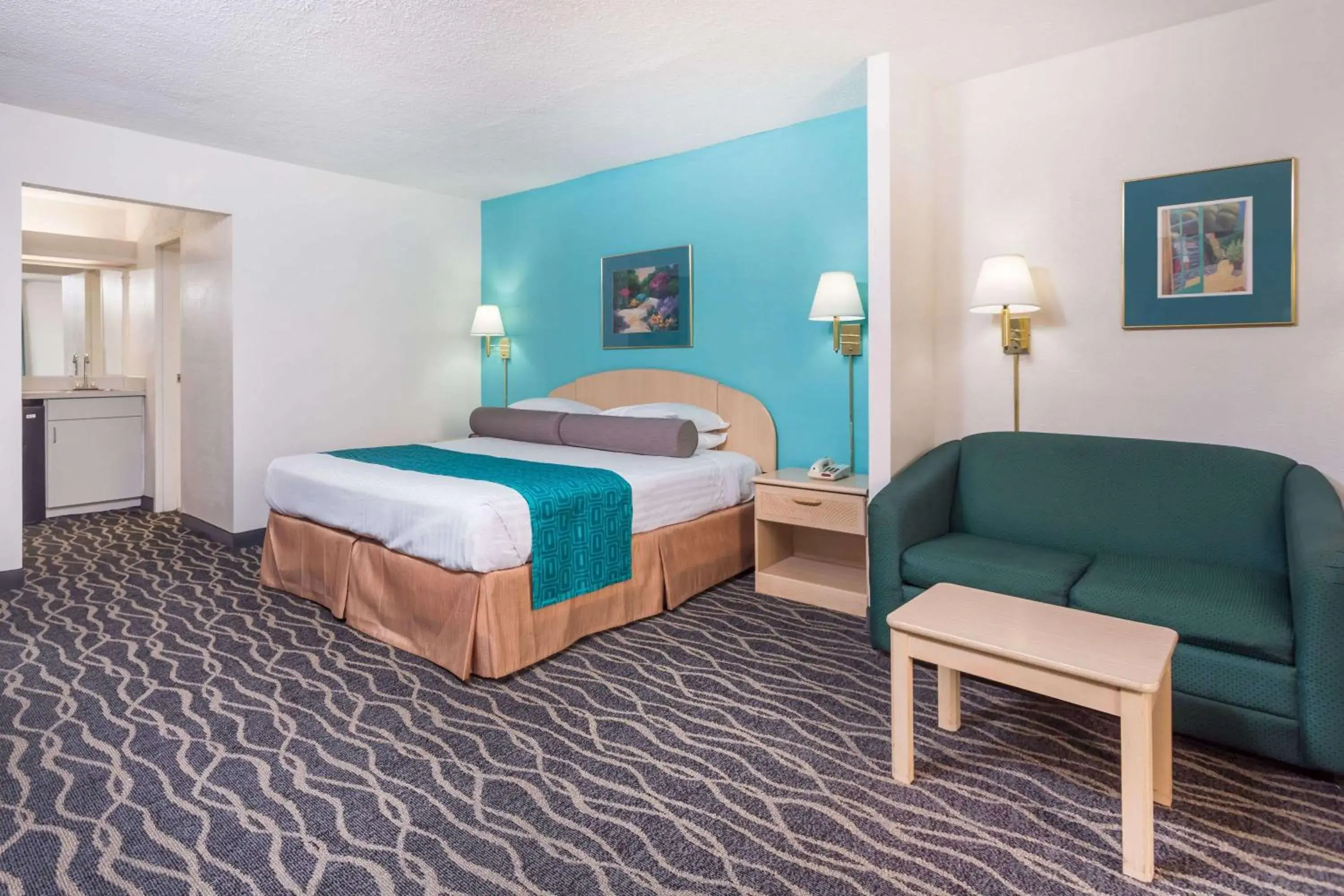 Photo of the whole room, Bed in Howard Johnson by Wyndham Commerce GA