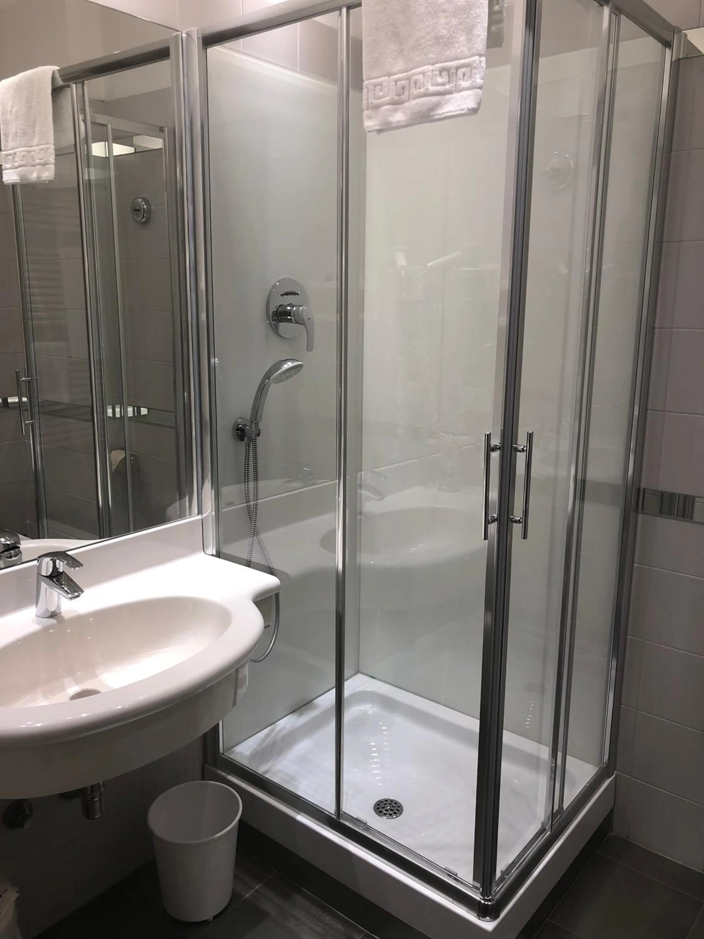 Shower in Savoia Hotel Country House Bologna