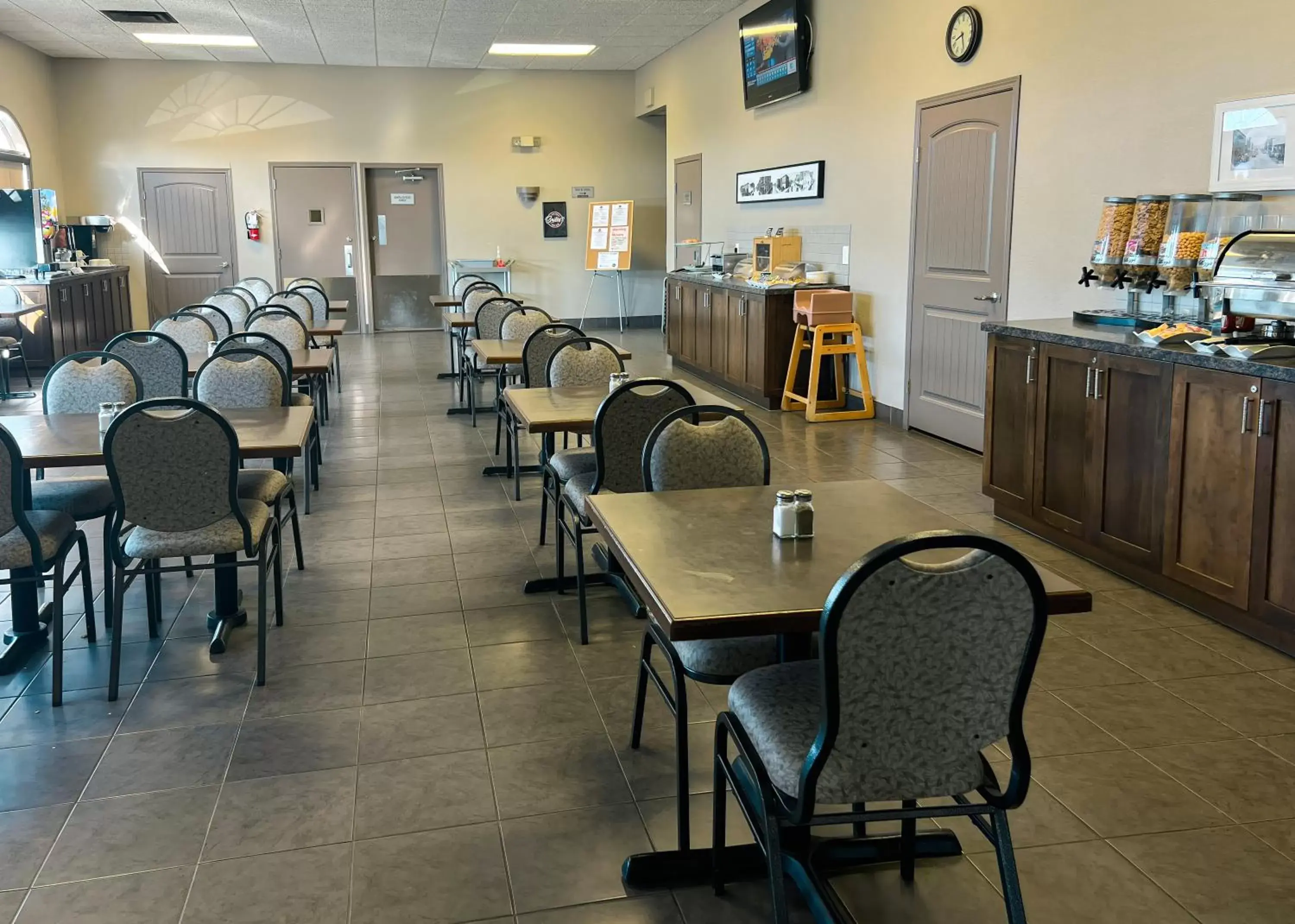 Breakfast, Restaurant/Places to Eat in Coast Swift Current Hotel