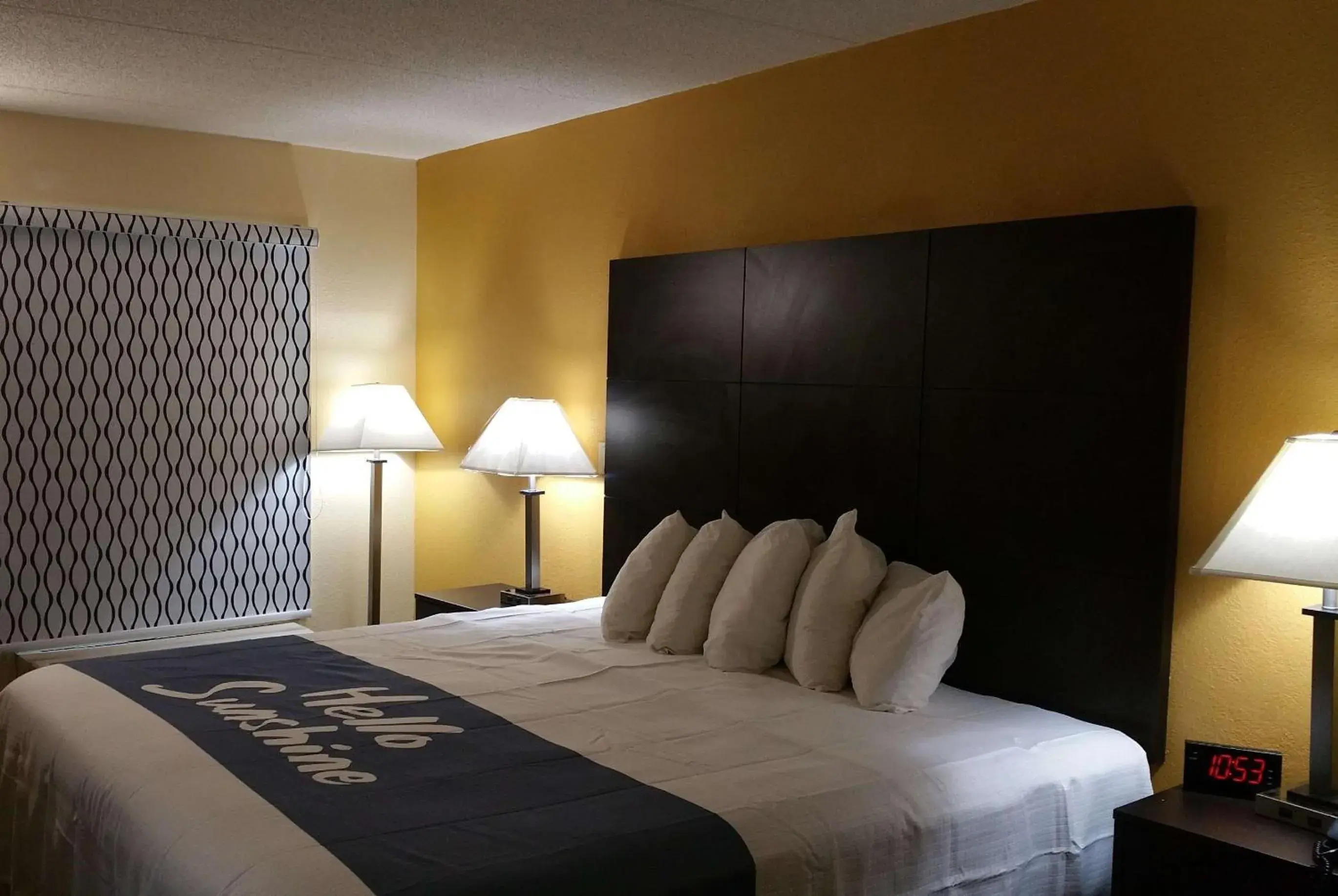 Photo of the whole room, Bed in Days Inn by Wyndham Ridgeland South Carolina