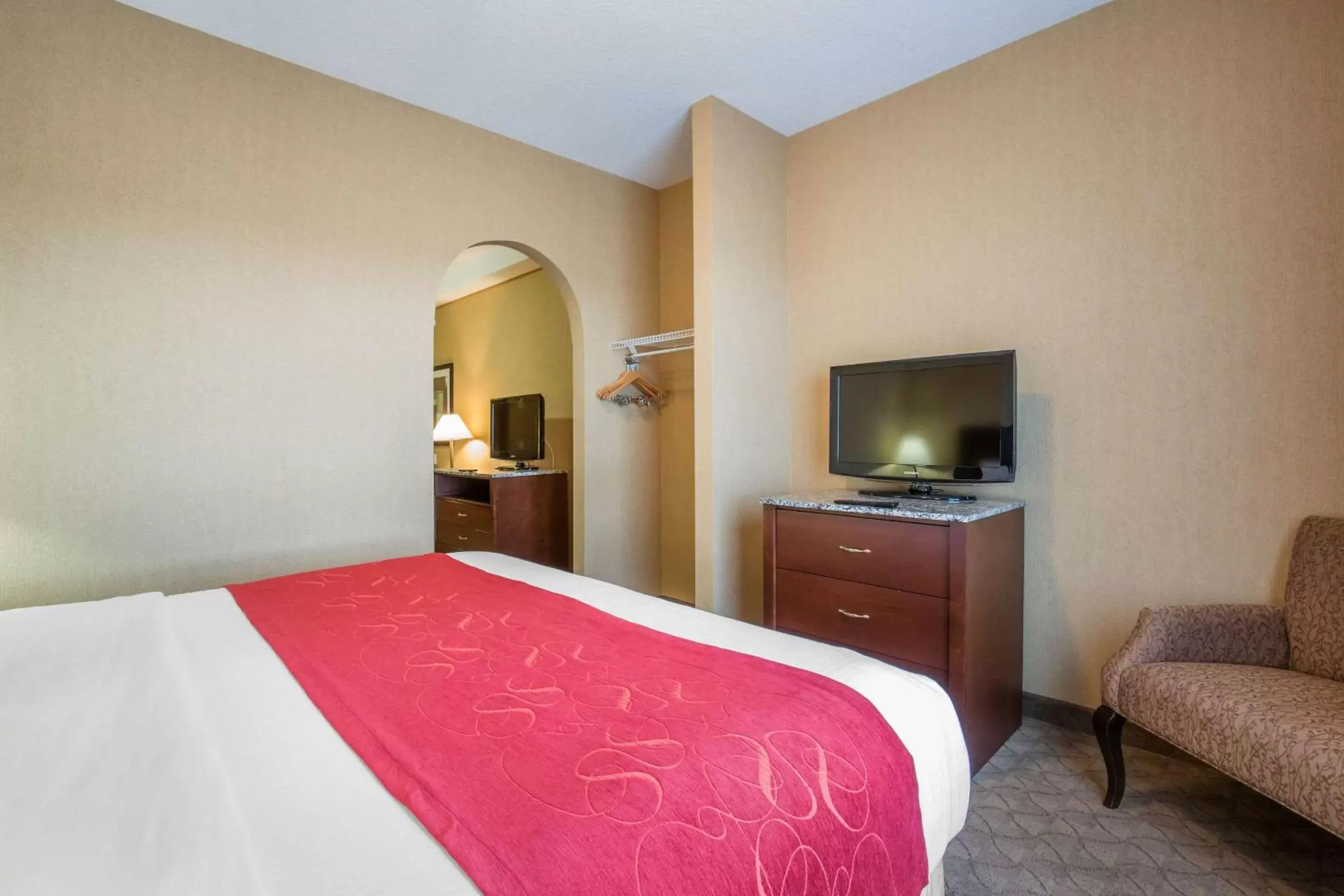 Photo of the whole room, Bed in Comfort Inn & Suites Airdrie