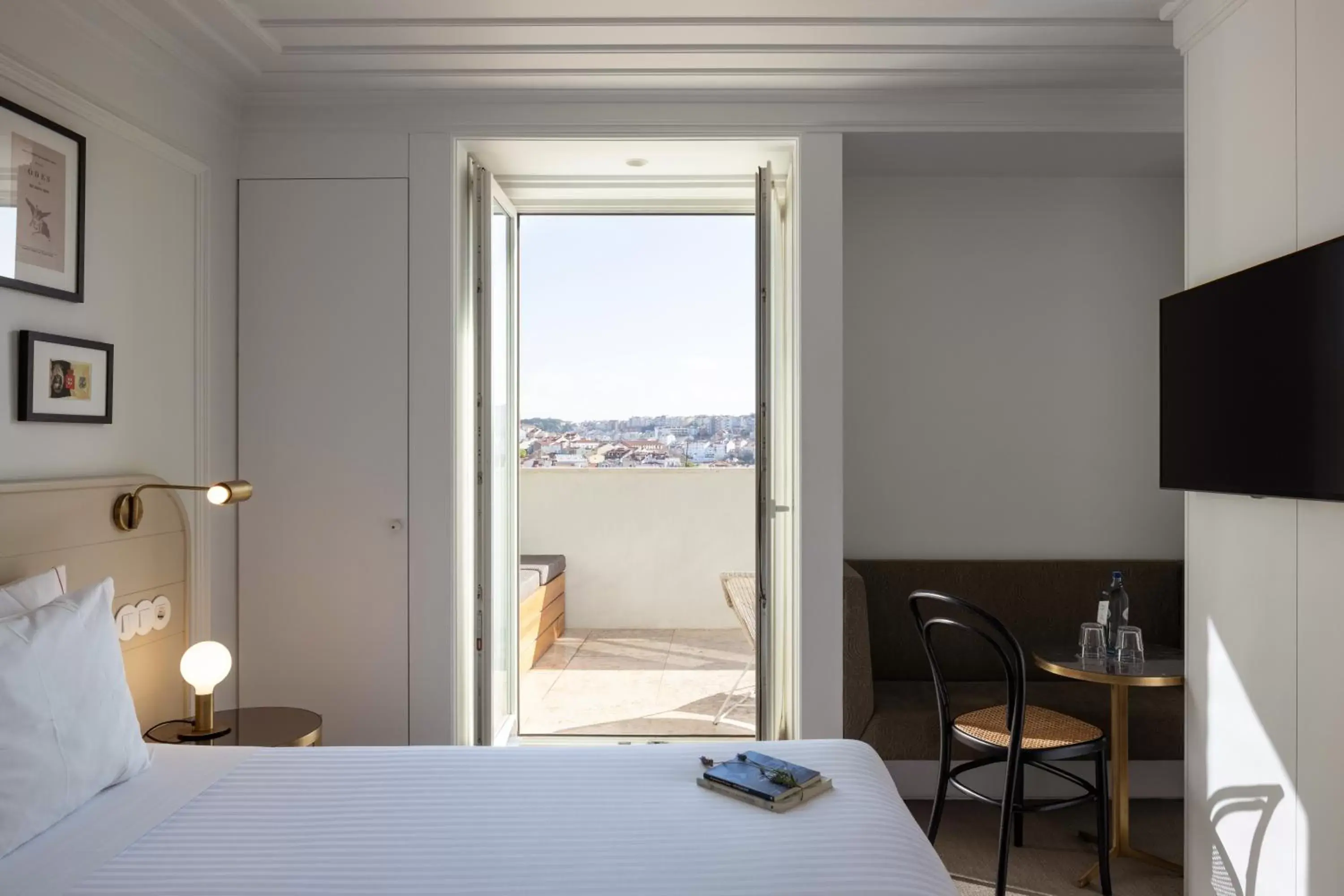 View (from property/room), Bed in Lisboa Pessoa Hotel