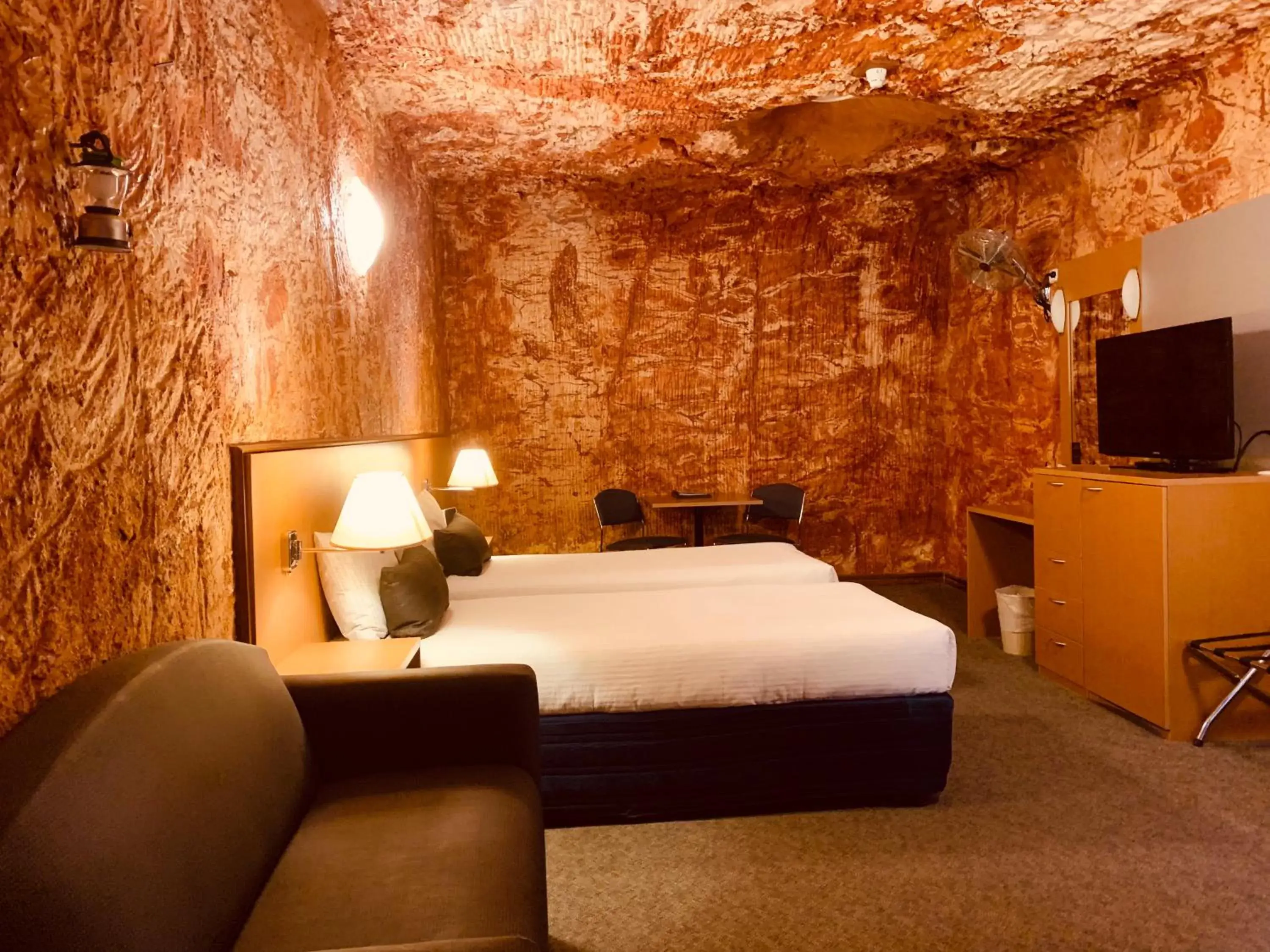 Photo of the whole room, Bed in Desert Cave Hotel