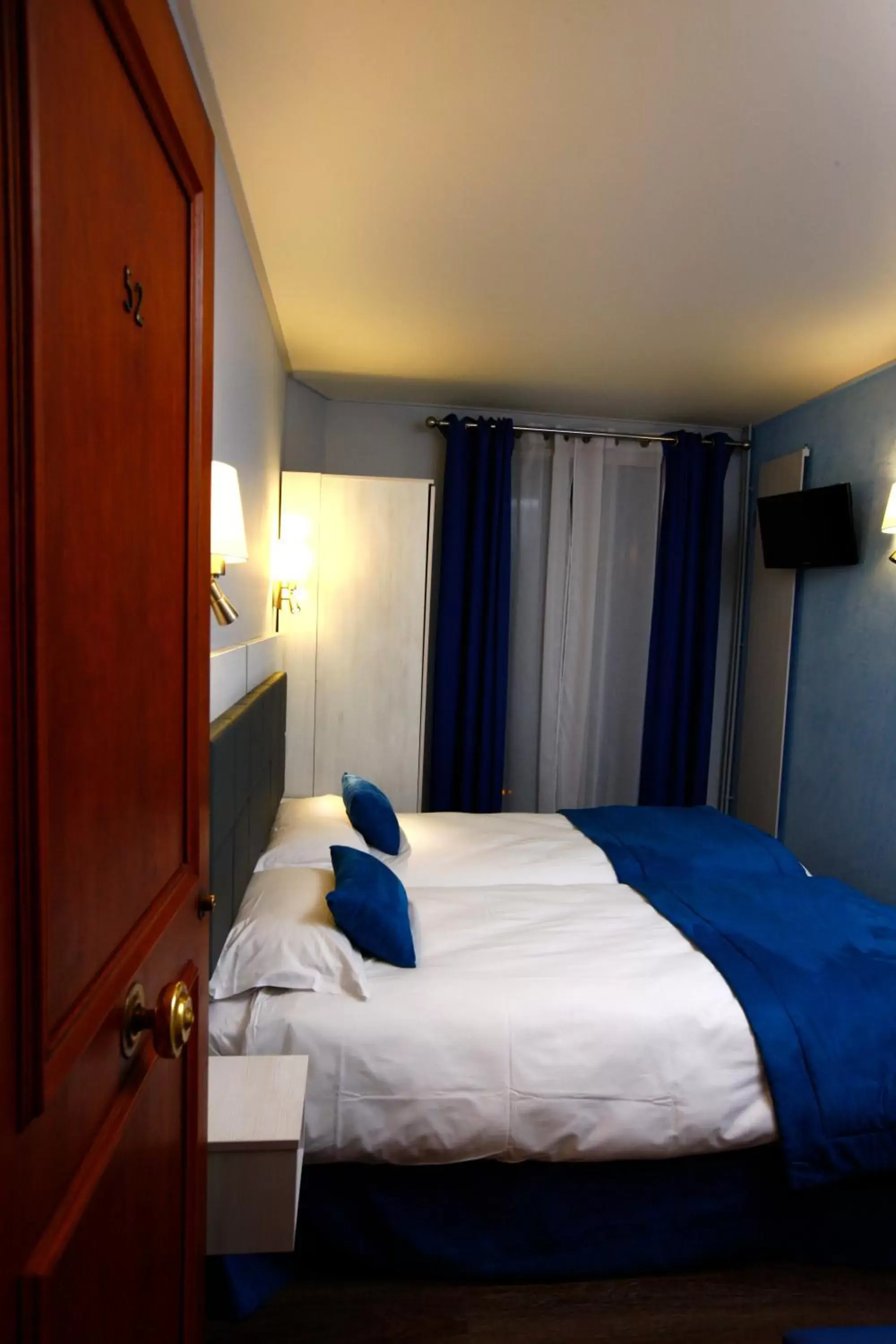 Bedroom, Bed in Hôtel Sunny