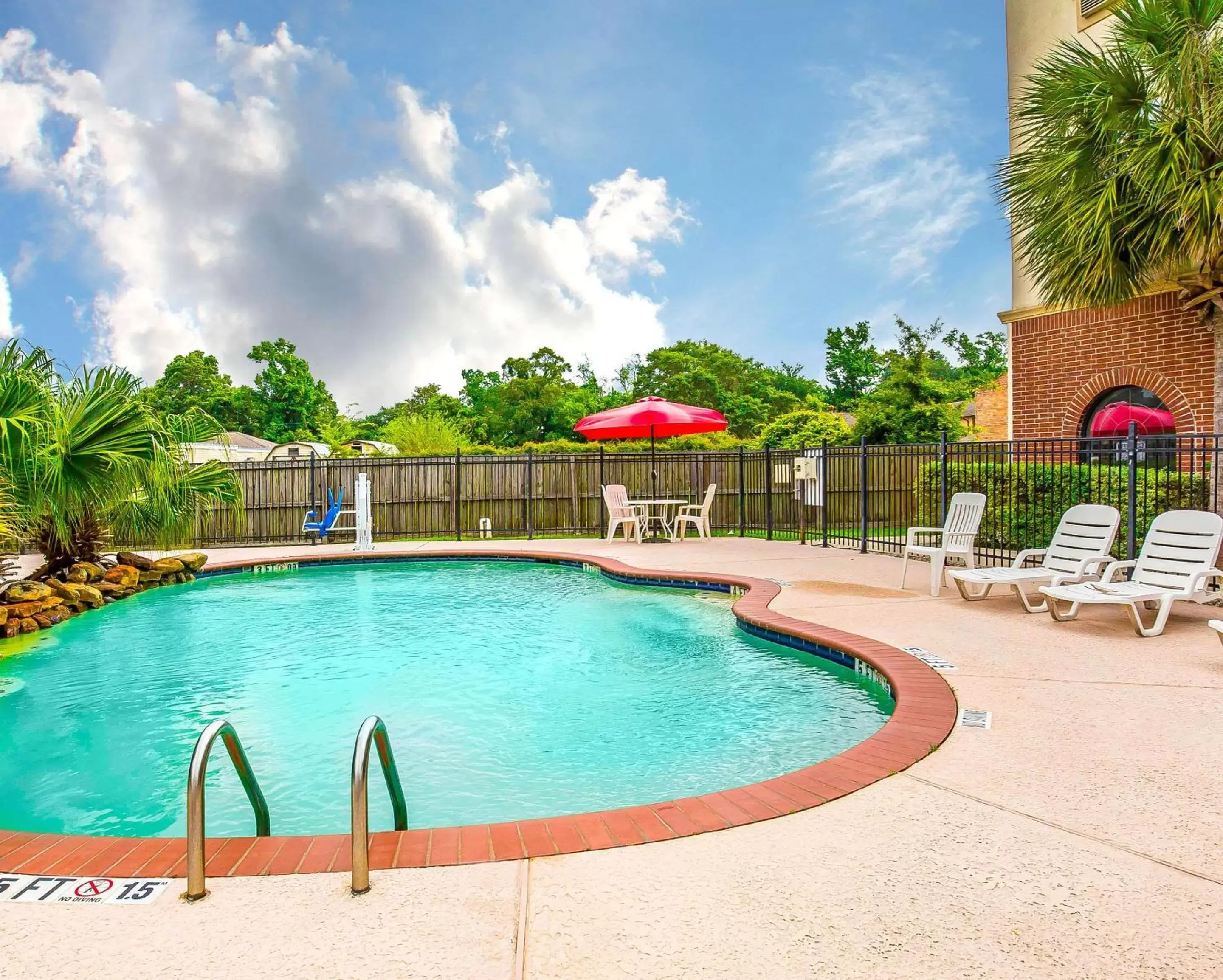 On site, Swimming Pool in Econo Lodge Inn & Suites Beaumont