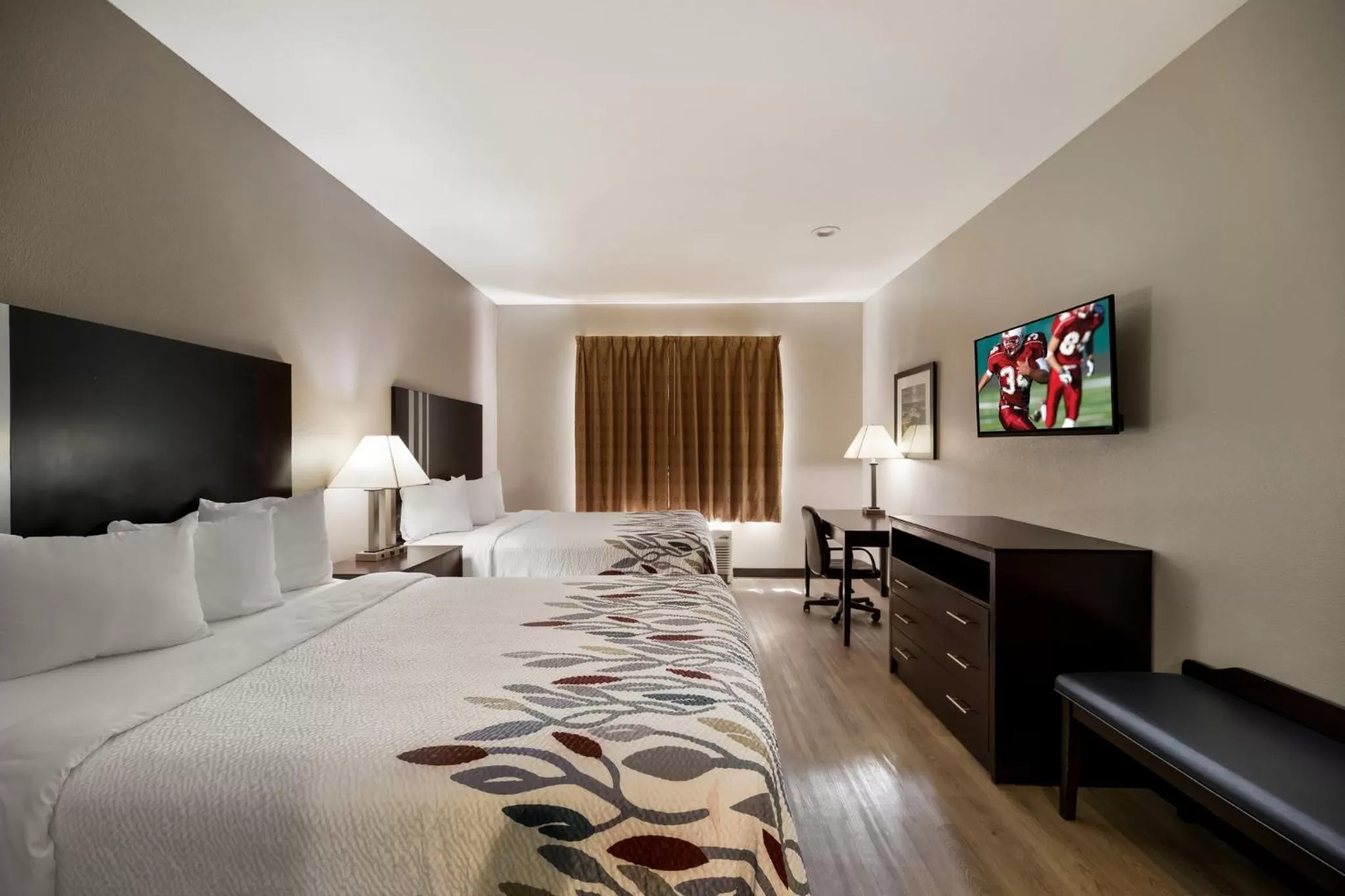 Photo of the whole room, Bed in Red Roof Inn Pecos