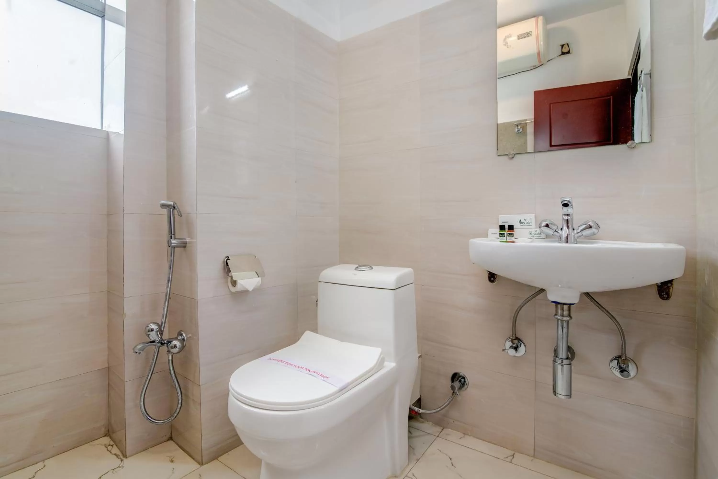 Bathroom in Muscatel Roma - 400 Mts from Mall Road