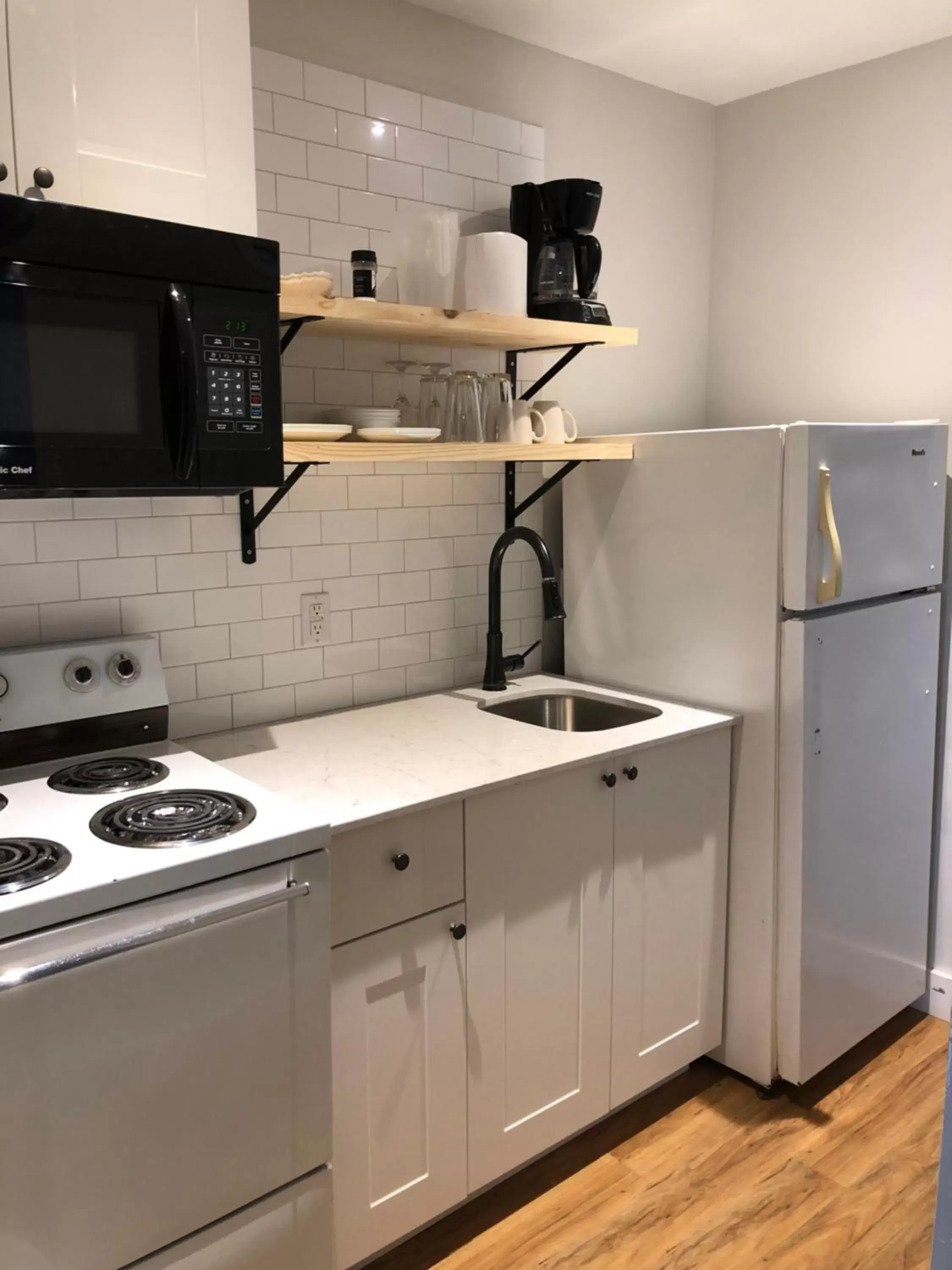 Kitchen/Kitchenette in Royalty Maples Cottages and Motel